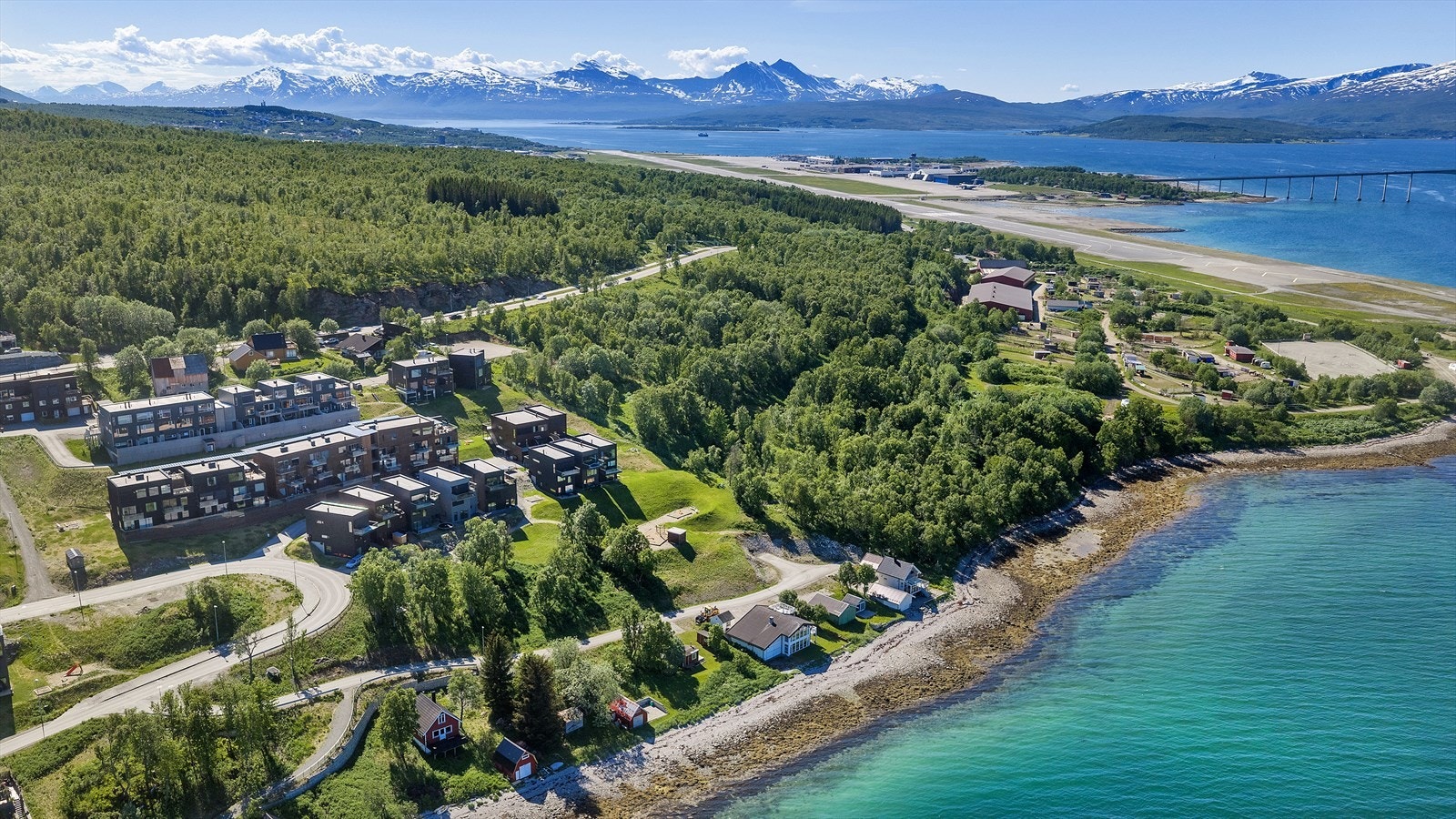 Kort vei til diverse rekreasjonsområder, heriblant lysløypa, turstier, lekeplasser og strandlinje. Galleribilde