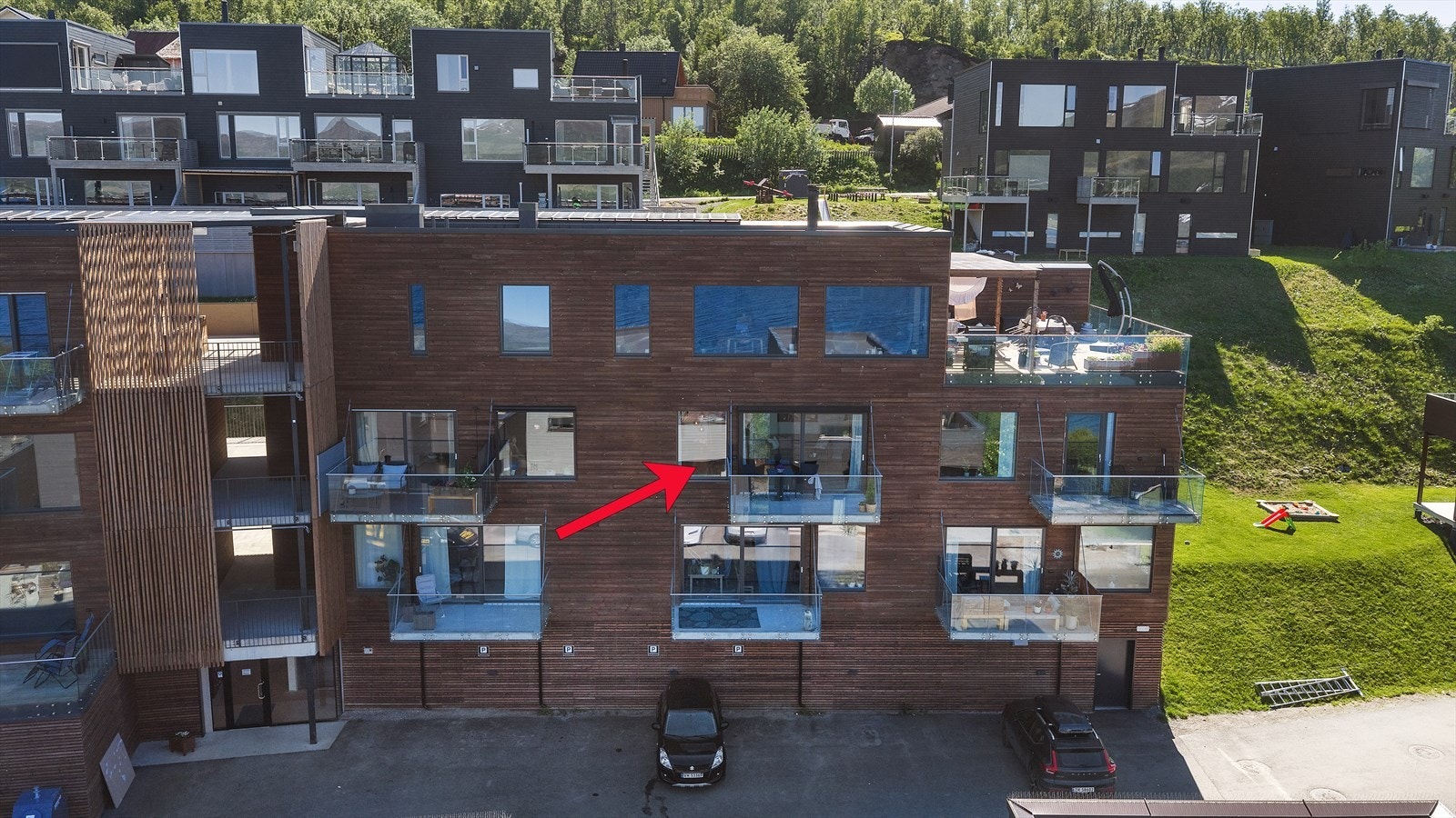 Leiligheten ligger i 3. etasje, med heis som tar deg mellom etasjene. Galleribilde
