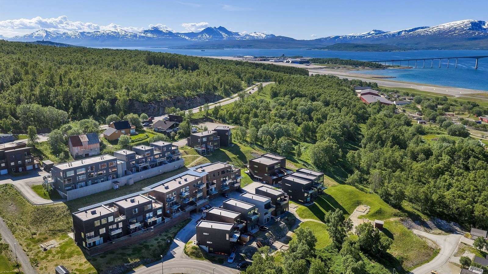 Attraktiv og solrik beliggenhet i Hamna sør, med lav trafikal belastning, lite støy og svært gode sol- og lysforhold! Galleribilde