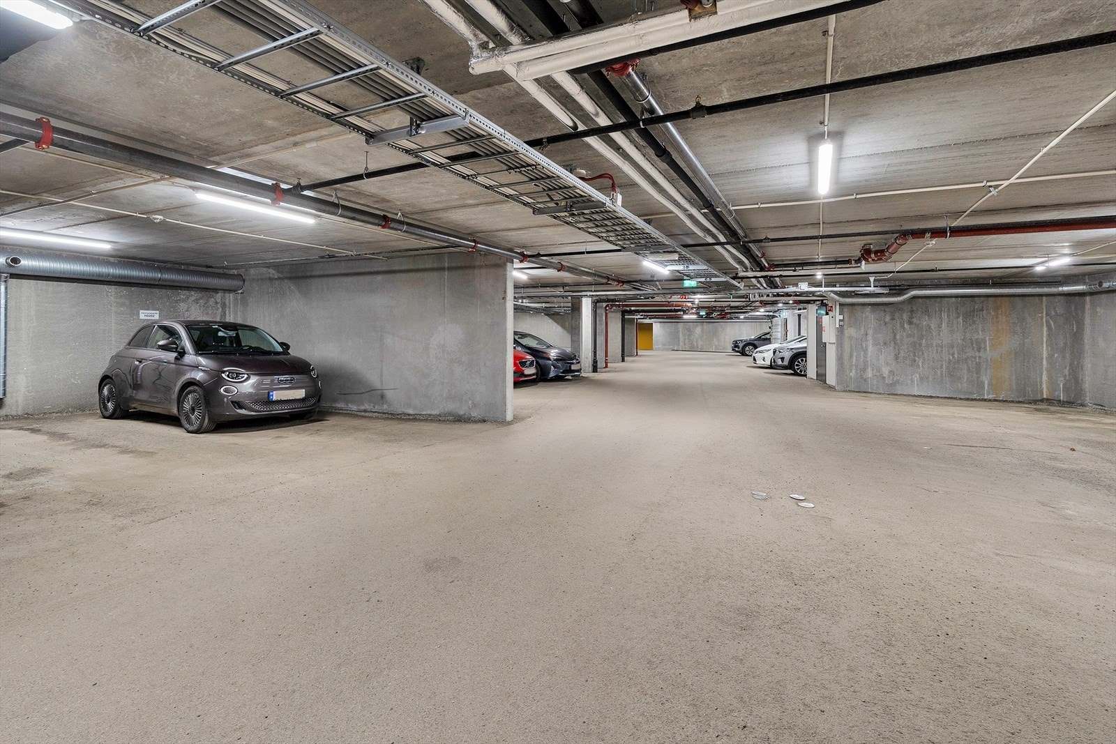 Det medfølger parkeringsplass i lukket garasjeanlegg. Her er det tilrettelagt for montering av elbil-lader! Galleribilde