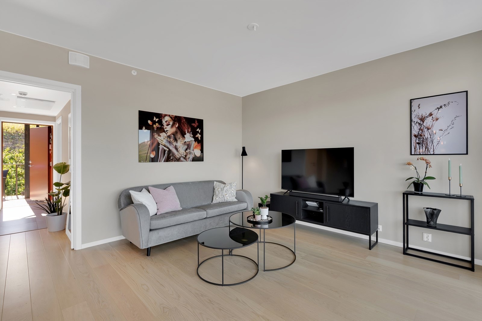 Moderne og høy standard fra 2021, med blant annet 1-stavs parkettgulv, glatte overflater, balansert ventilasjon og downlights i himling. Galleribilde