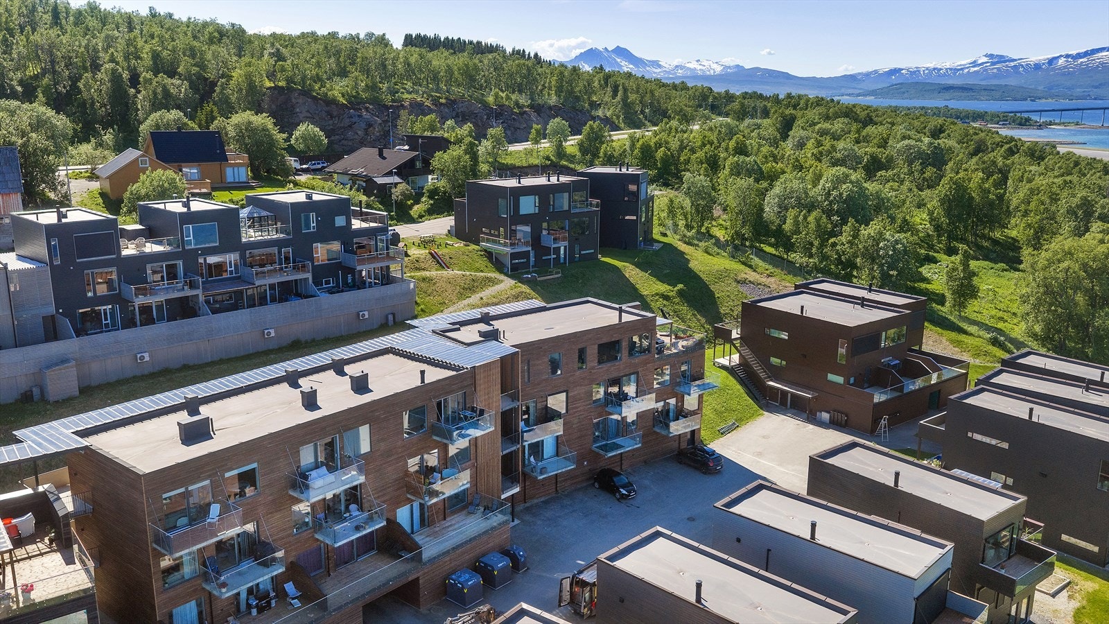 Leiligheten er del av det populære boligsameiet "Blåtimen" - ferdigstilt i 2021, og holder en meget god standard. Galleribilde
