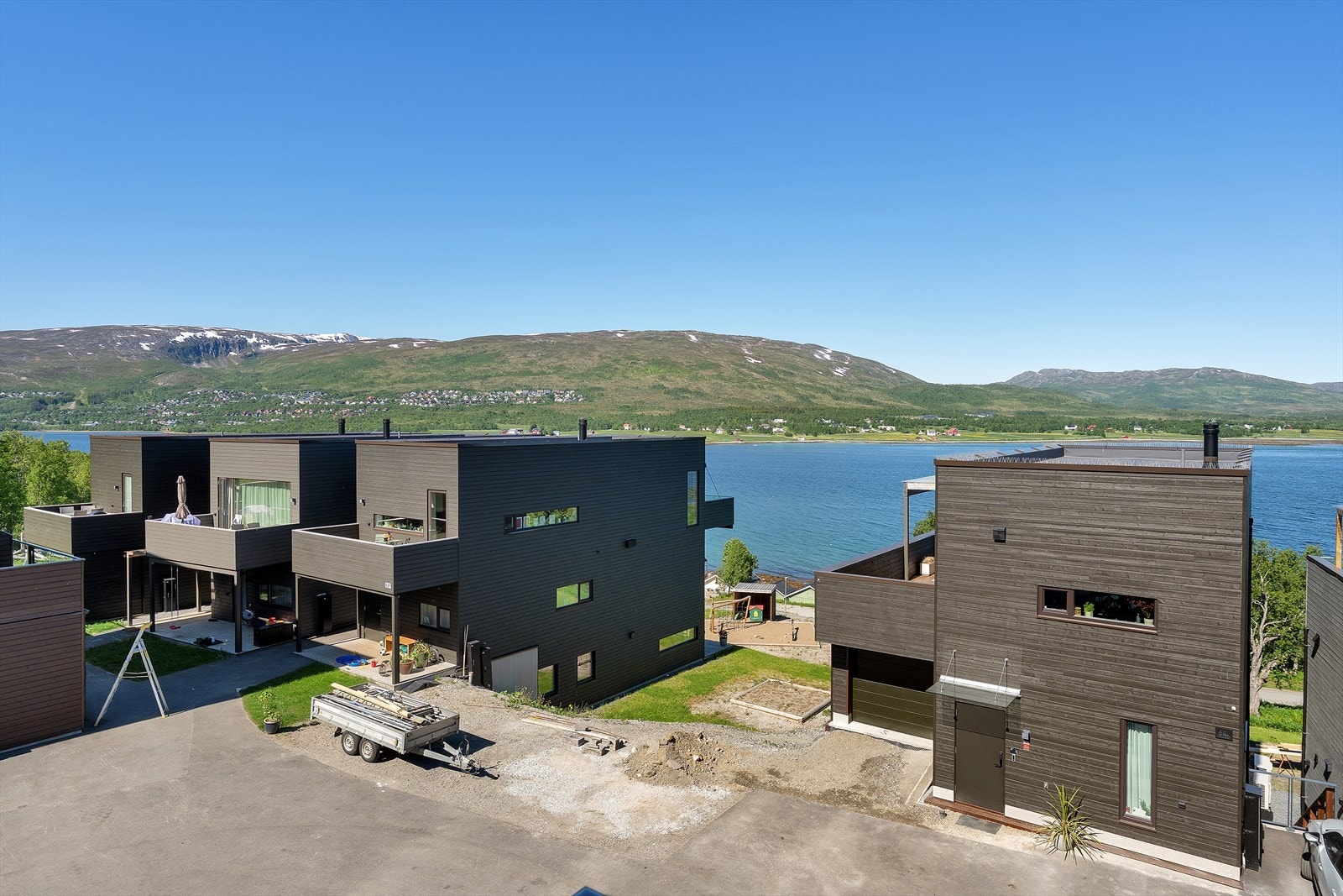 Utsikt fra balkongen mot sørvest. Galleribilde