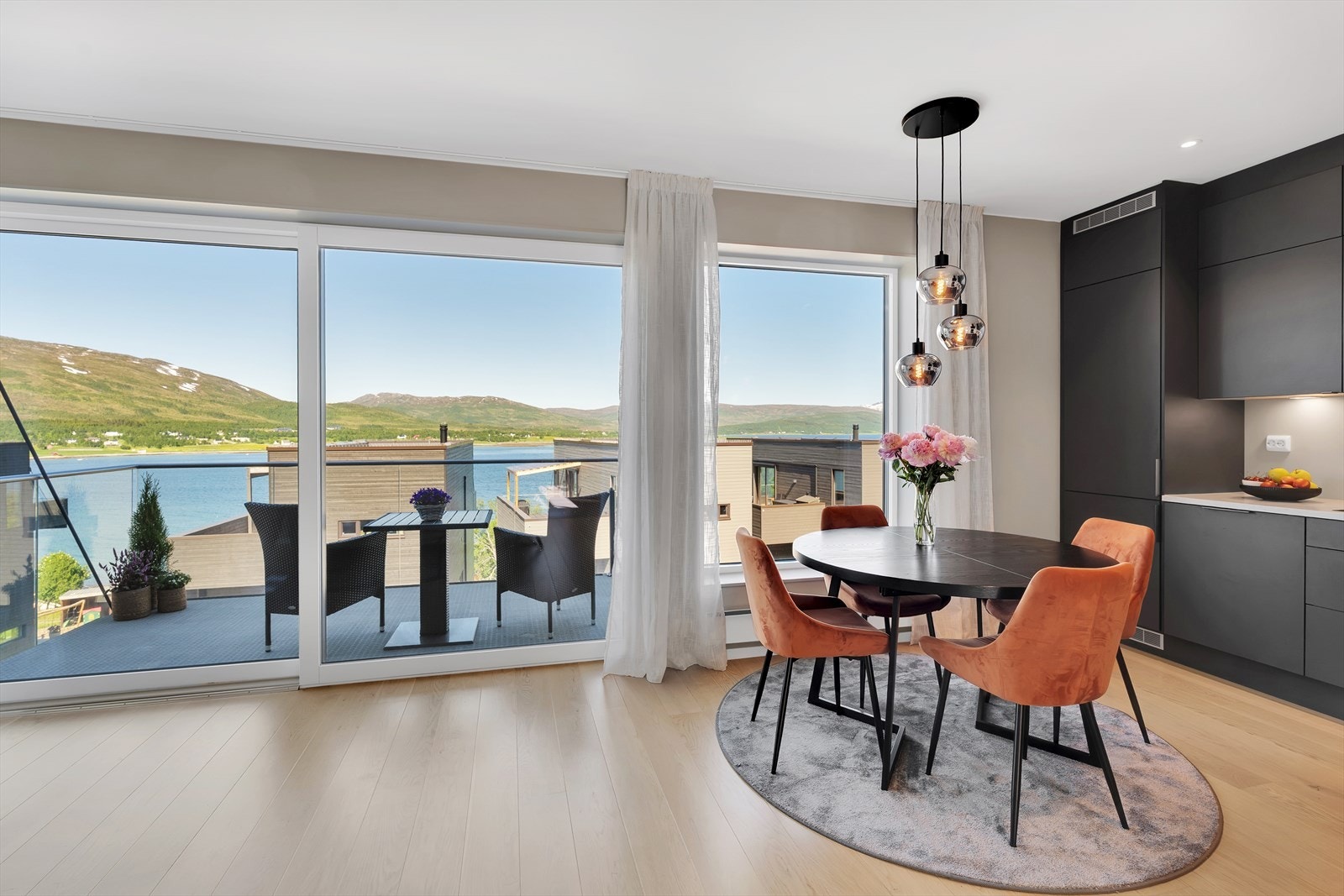 Velkommen til Hamneneset 60 - Moderne og stilfull leilighet fra 2021 med heis, garasje og balkong med fantastisk utsikt og gode solforhold! Galleribilde