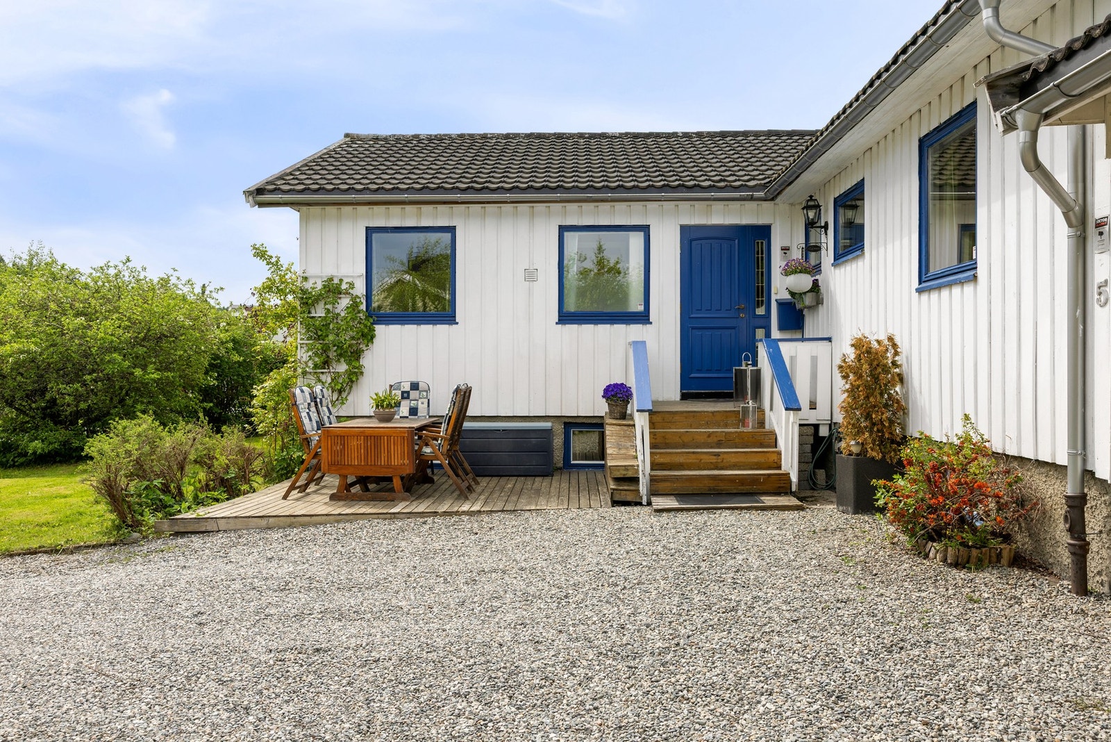 Eiendommen ligger i et veletablert og svært populært boligområde på Dalgård, spesielt attraktivt for barnefamilier. Galleribilde