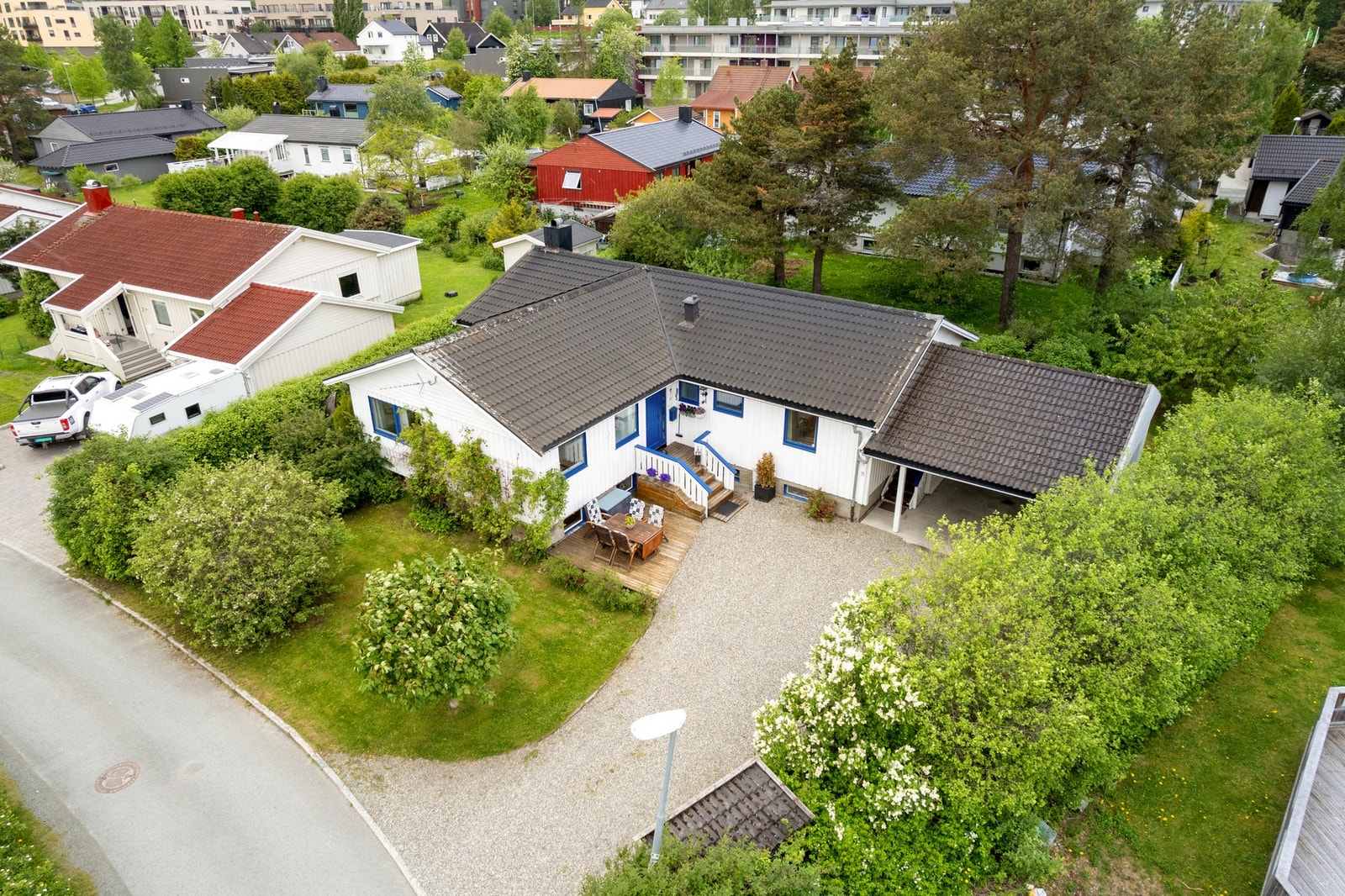 Boligen ligger i et rolig og veletablert boligområde på Dalgård, uten gjennomgangstrafikk. Dette er et attraktivt område for deg som ønsker en praktisk hverdag med nærhet til skole og barnehager. Galleribilde
