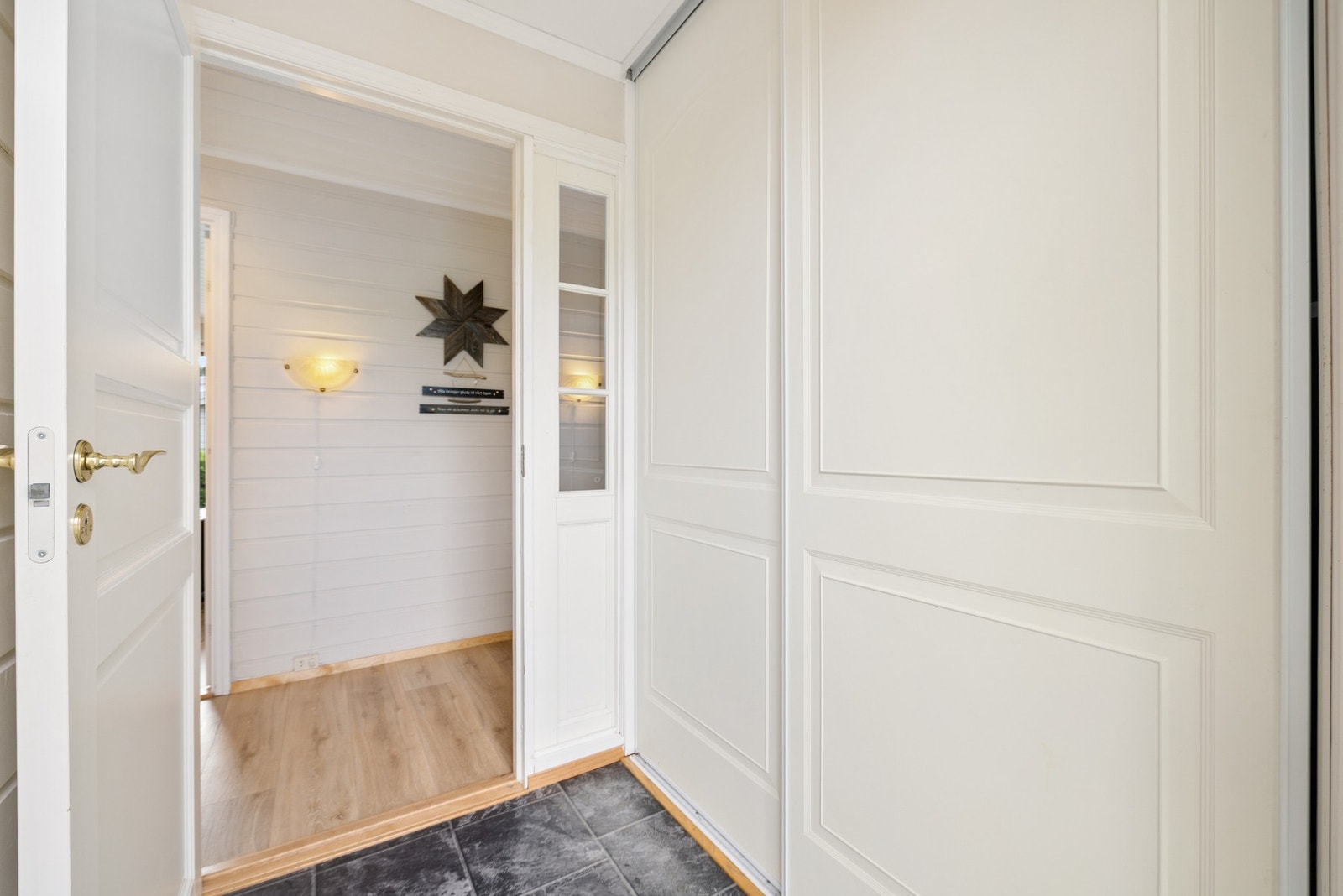 Velkommen inn! Entréen har laminat på gulv, dobbel skyvedørsgarderobe og praktisk plass til yttertøy og sko. Galleribilde
