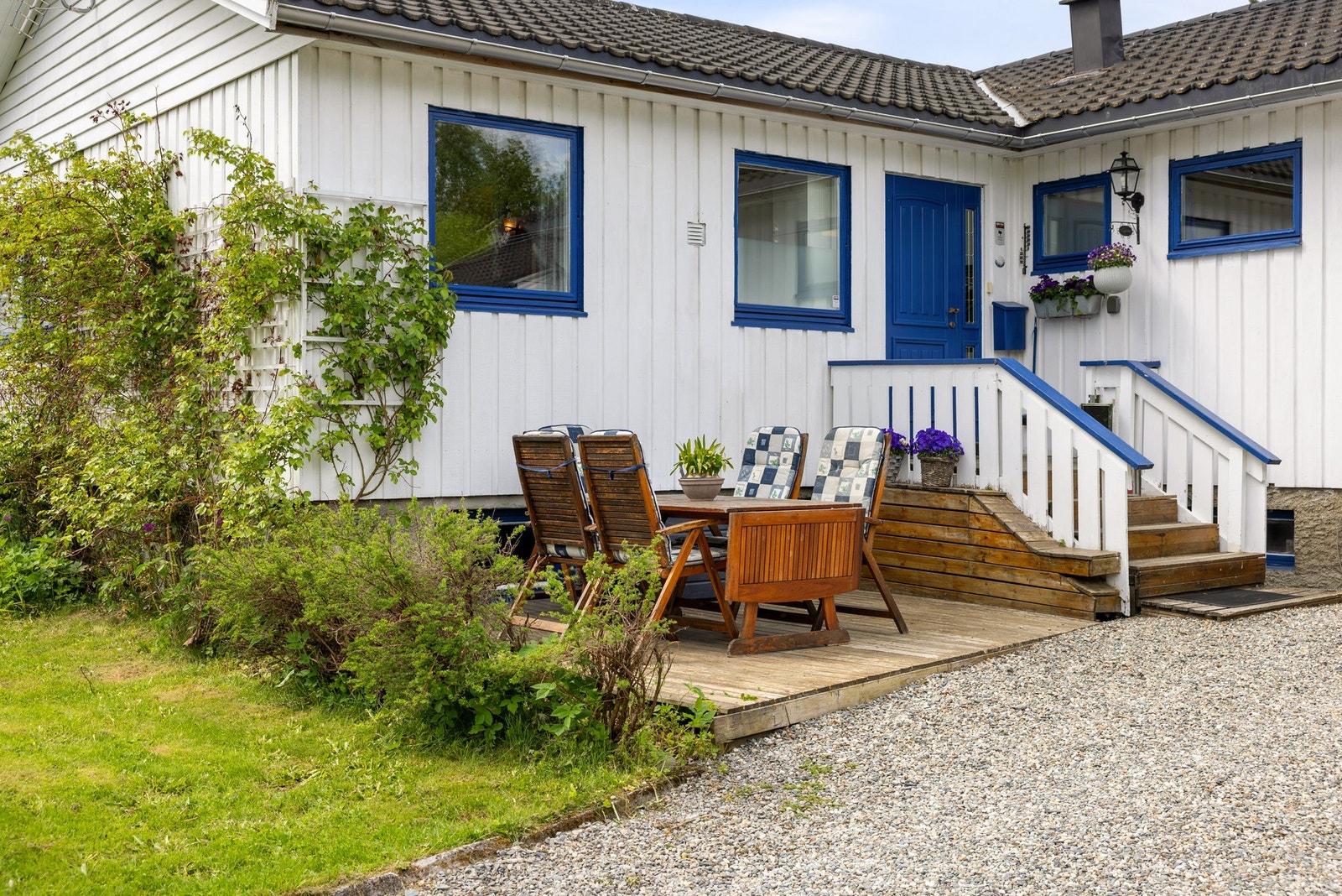 Ved inngangspartiet er det etablert en hyggelig terrasseplatting med plass til utemøbler på ca. 23 kvm. Galleribilde