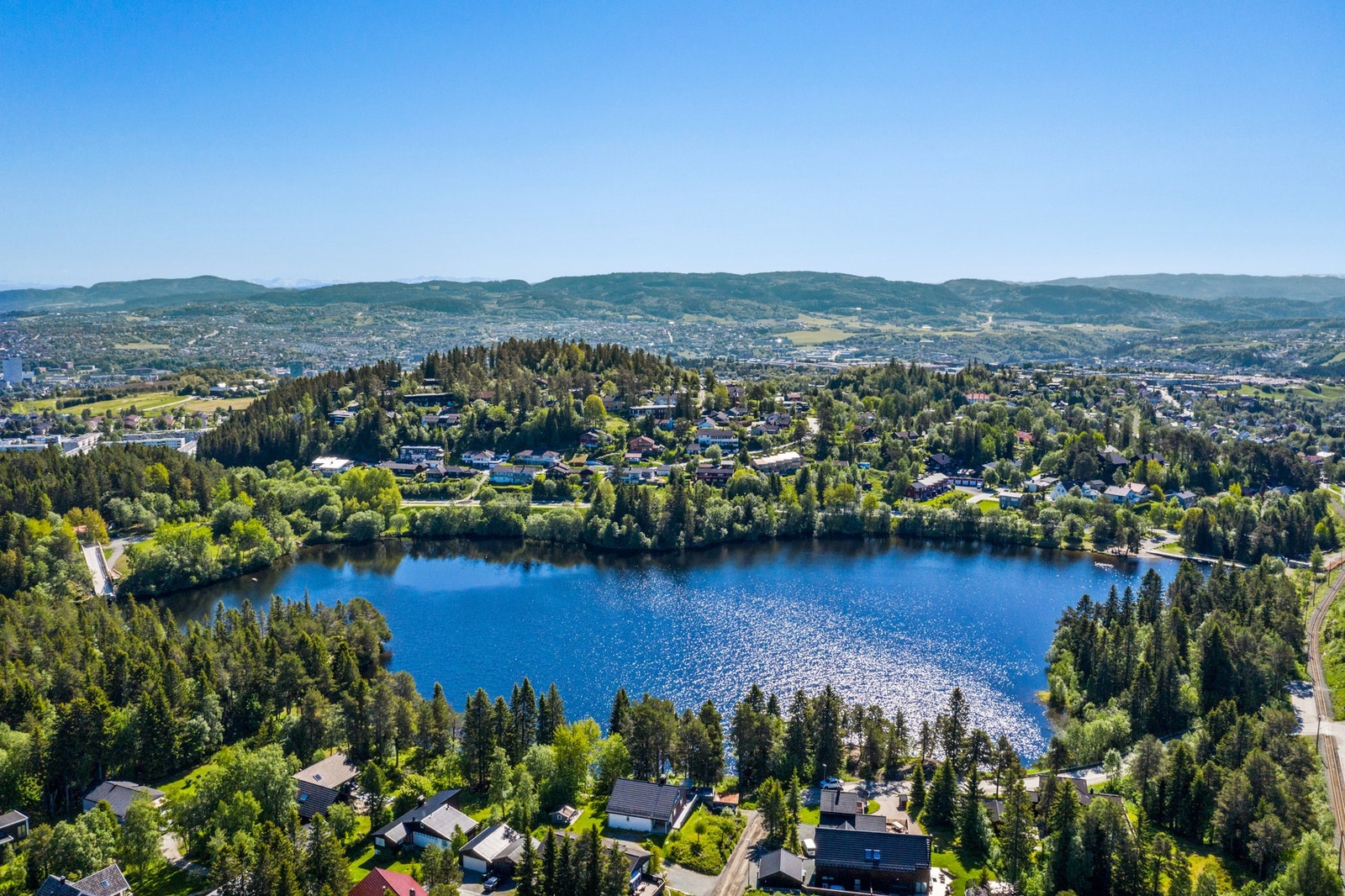 Både Kyvannet, Haukvatnet og Lianvatnet ligger i gangavstand fra boligen, og er for mange et utmerket utgangspunkt for flotte turer i Bymarka. Galleribilde
