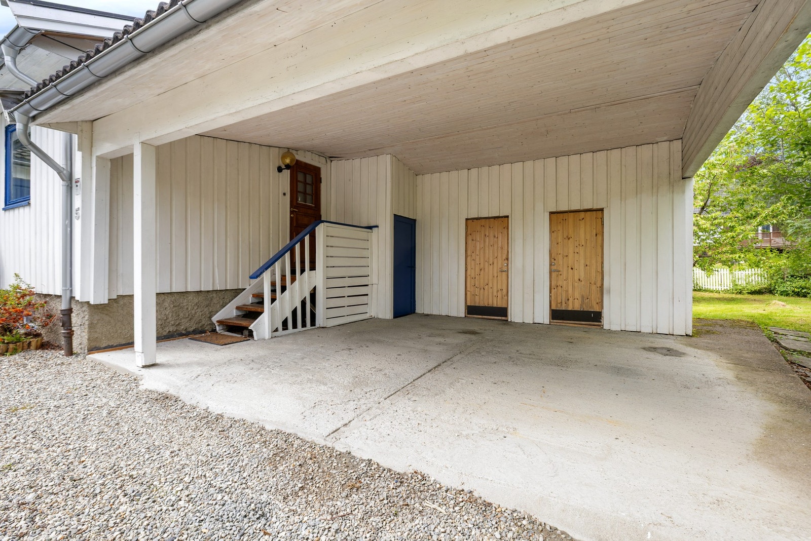 Dobbel carport med tilhørende boder på ca. 6,9 kvm, 1,4 kvm og 4,6 kvm. Plass til flere biler på oppstillingsplass. Galleribilde