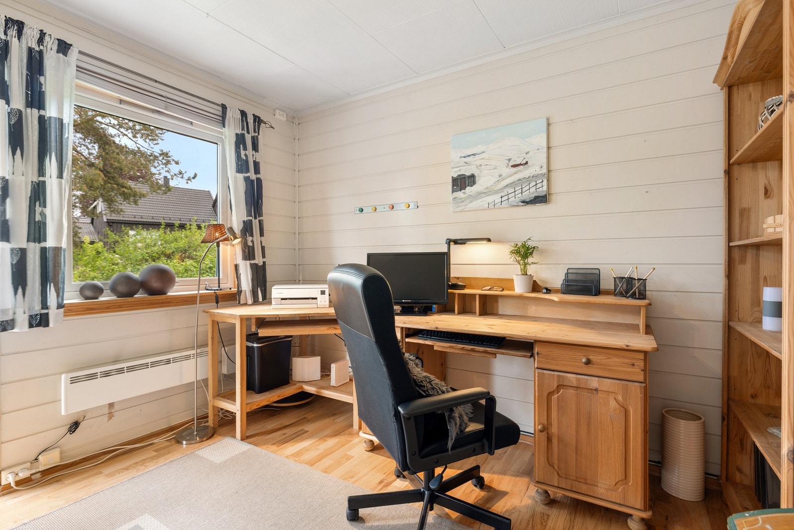 Rommet har en fleksibel planløsning med gode muligheter for både sofagruppe eller arbeidsplass. Galleribilde