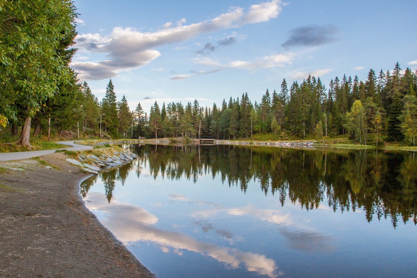 Både Kyvannet, Haukvatnet og Lianvatnet ligger i gangavstand fra boligen, og er for mange et utmerket utgangspunkt for flotte turer i Bymarka. Galleribilde