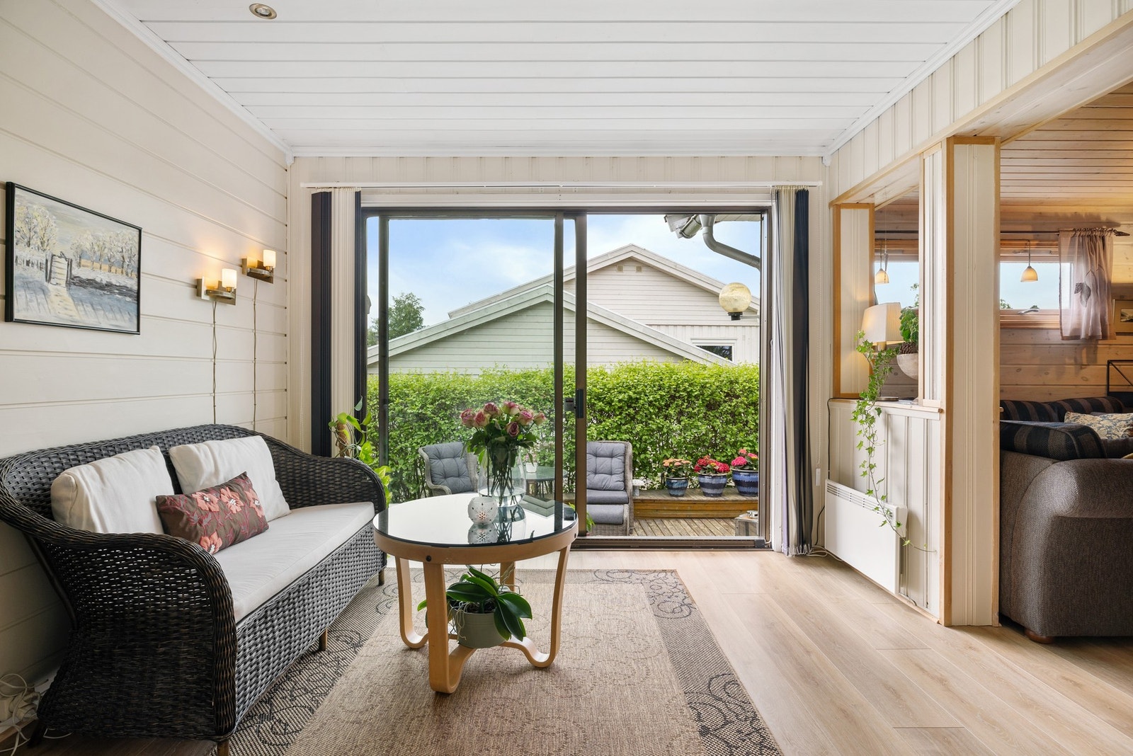 Herfra har du via skyvedører utgang til den sydvestvendte terrassen. Galleribilde