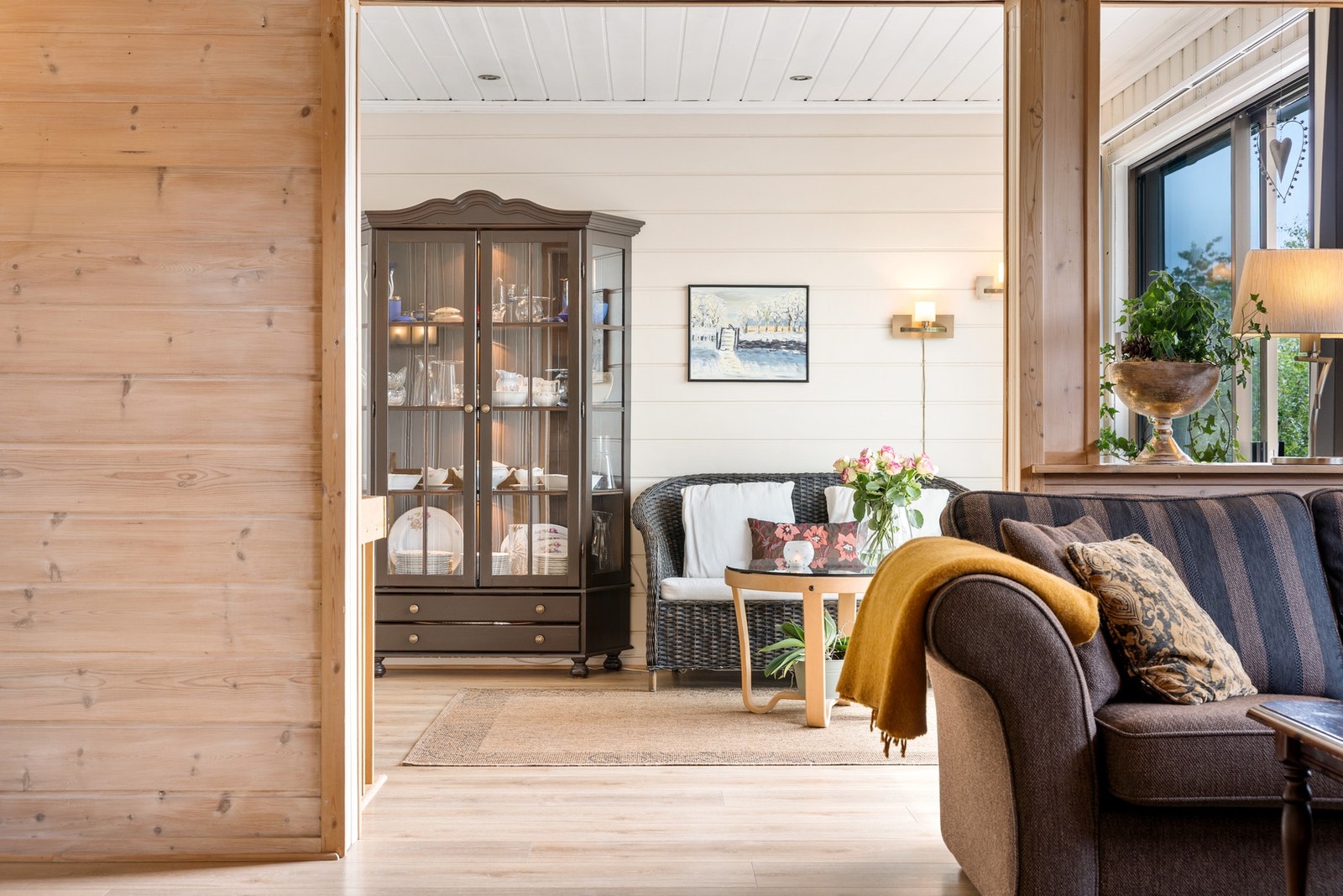 Eiendommen har et moderniseringsbehov, men representerer samtidig en sjelden mulighet til å pusse opp etter egen stil og preferanser. Galleribilde