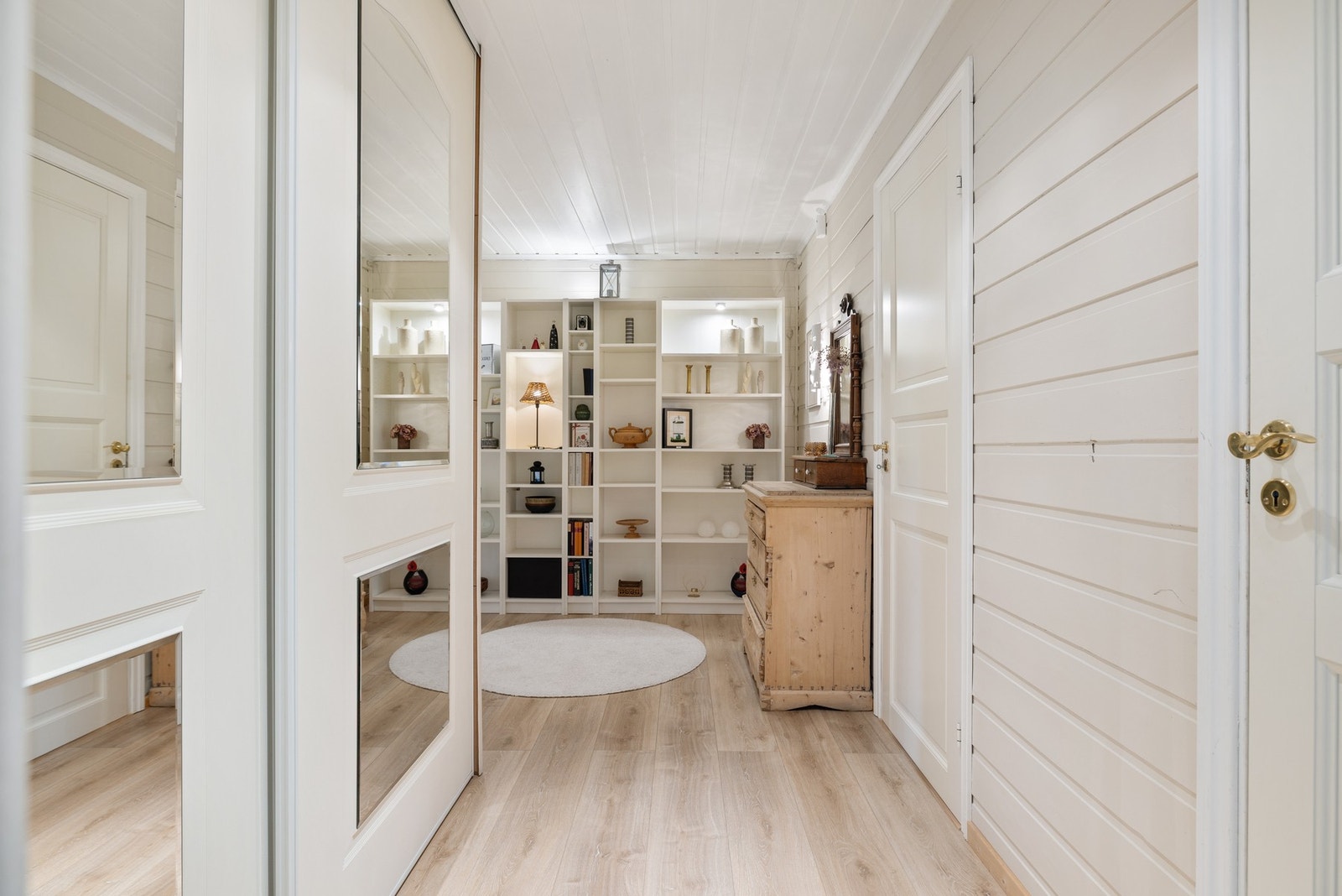 Praktisk gang/hall med skyvedørsgarderobe som gir rikelig med oppbevaringsplass. Galleribilde