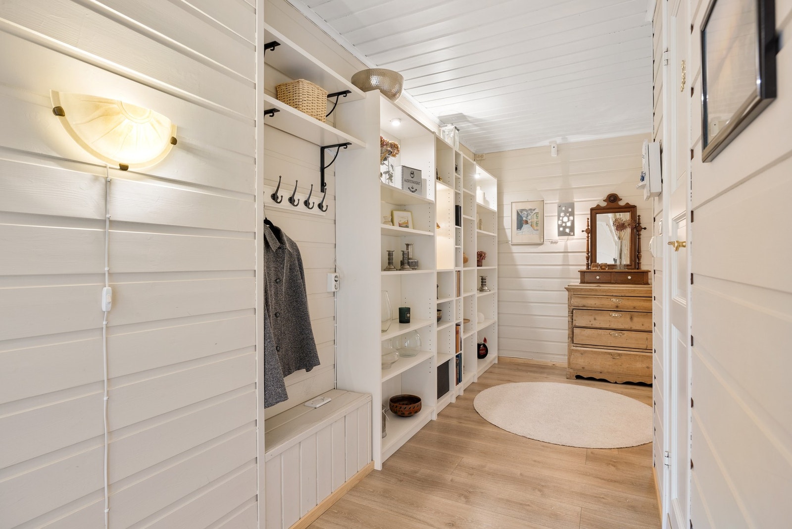 Med solide arealer, mange rom og en velfungerende planløsning ligger alt til rette for å løfte boligen til et moderne og tidsriktig nivå som kan bli et godt hjem for familien i mange tiår fremover. Galleribilde