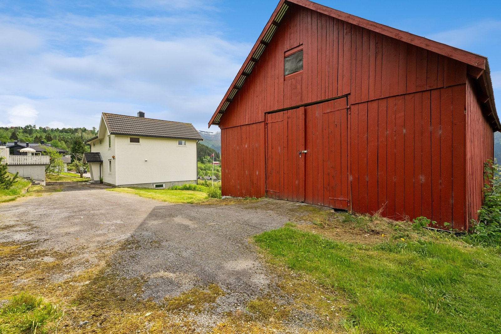 På tunet har ein bustadhuset, carport/garasje og løda Galleribilde