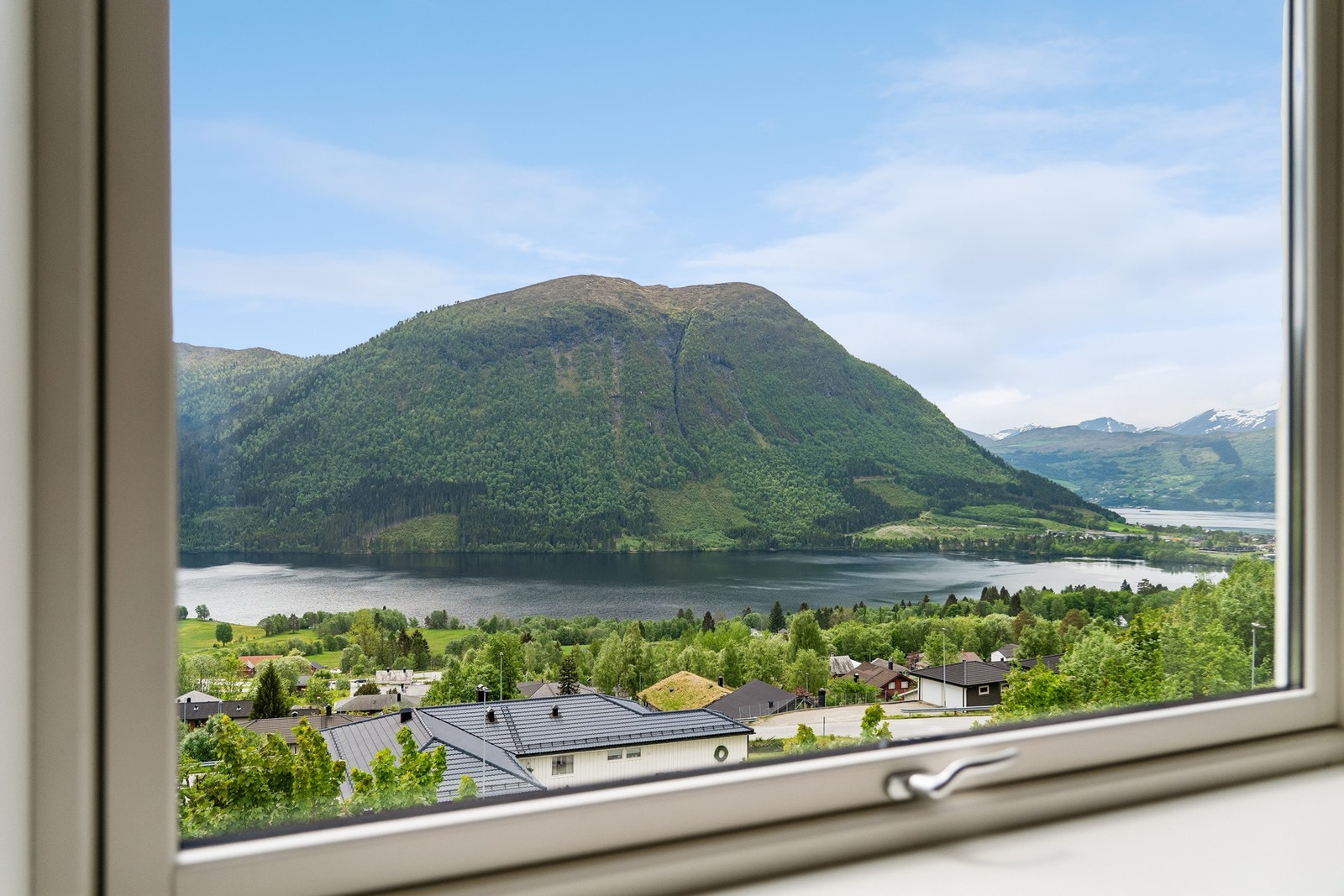 Utsikt over Rotevatnet, mot Rotsethornet, sentrum og Voldsfjorden Galleribilde