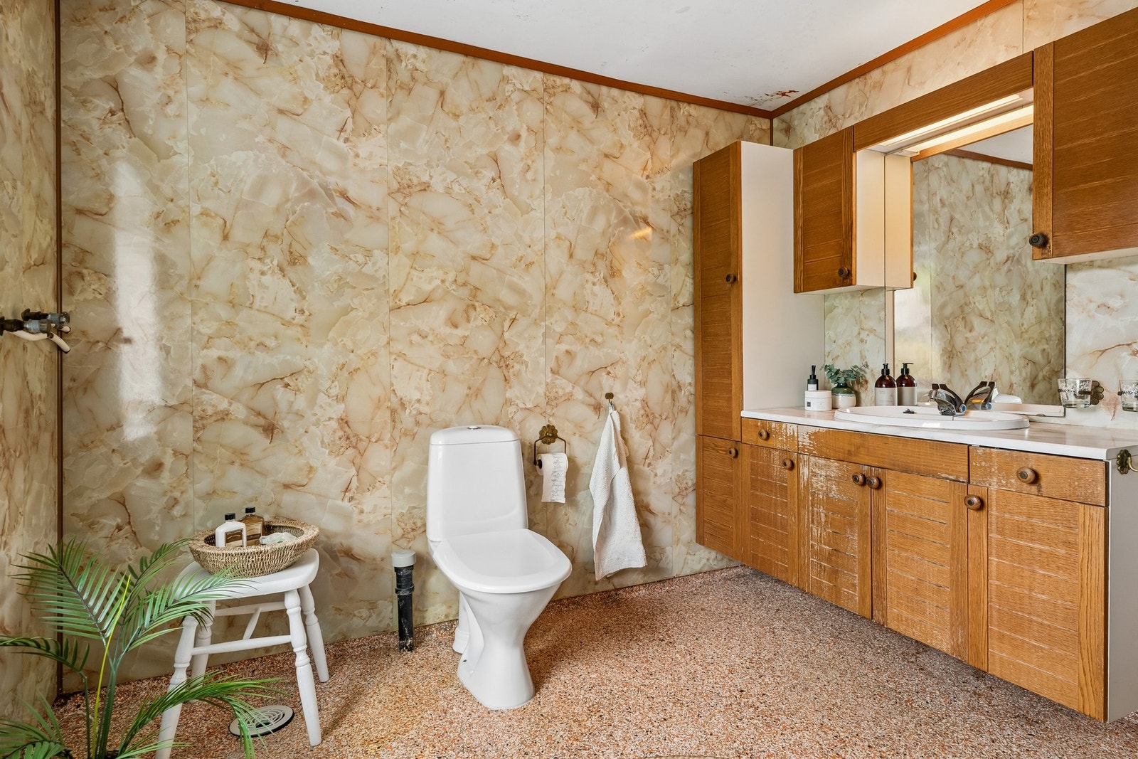 Badet er utstyrt med wc, opplegg for dusj og baderomsinnreiing med servant Galleribilde