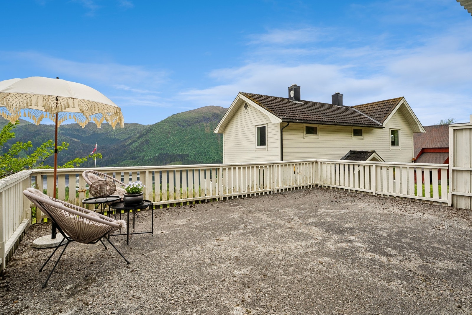 Stor terrasse på taket av garasje/carport Galleribilde