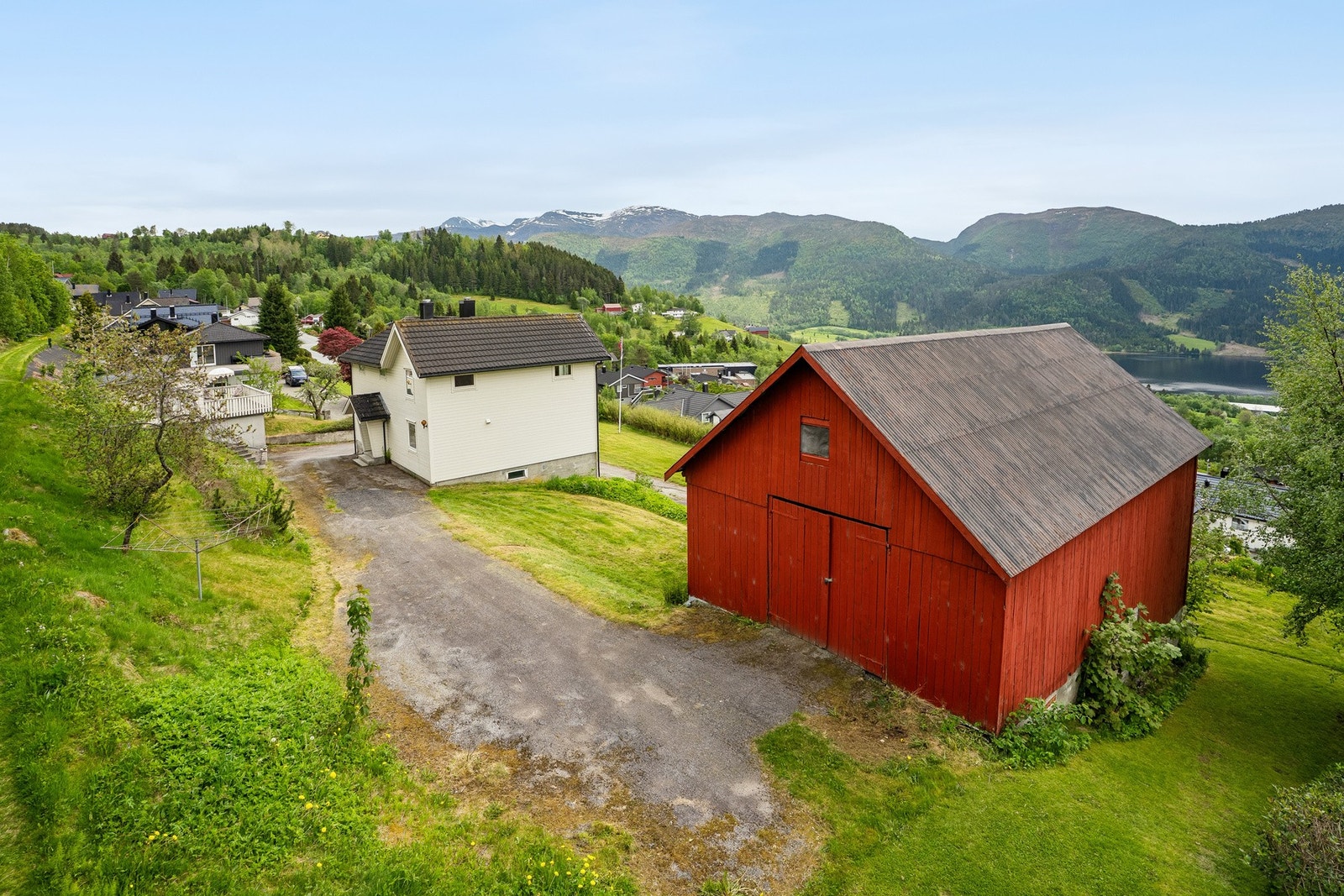 Unikt med eit flott tun i eit veletablert og attraktivt bustadfelt Galleribilde