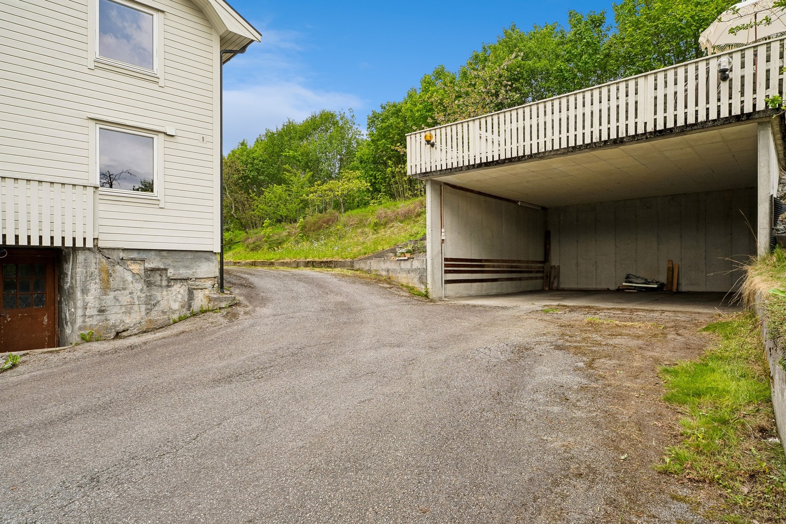 Stor carport/garasje med god takhøgde Galleribilde