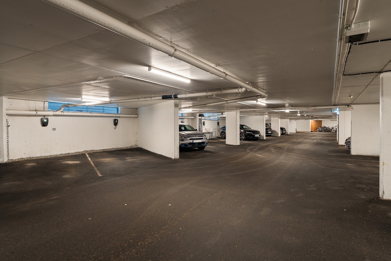 Garasjeplass med lader. heis opp til leiligheten. Galleribilde