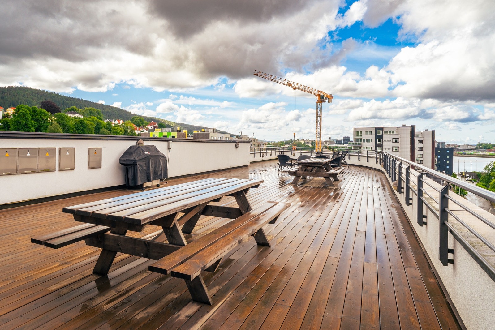 Felles takterrasse, om du vil sosialisere litt med naboene. Eller bare nyte en litt annen utsikt på fine dager. Galleribilde