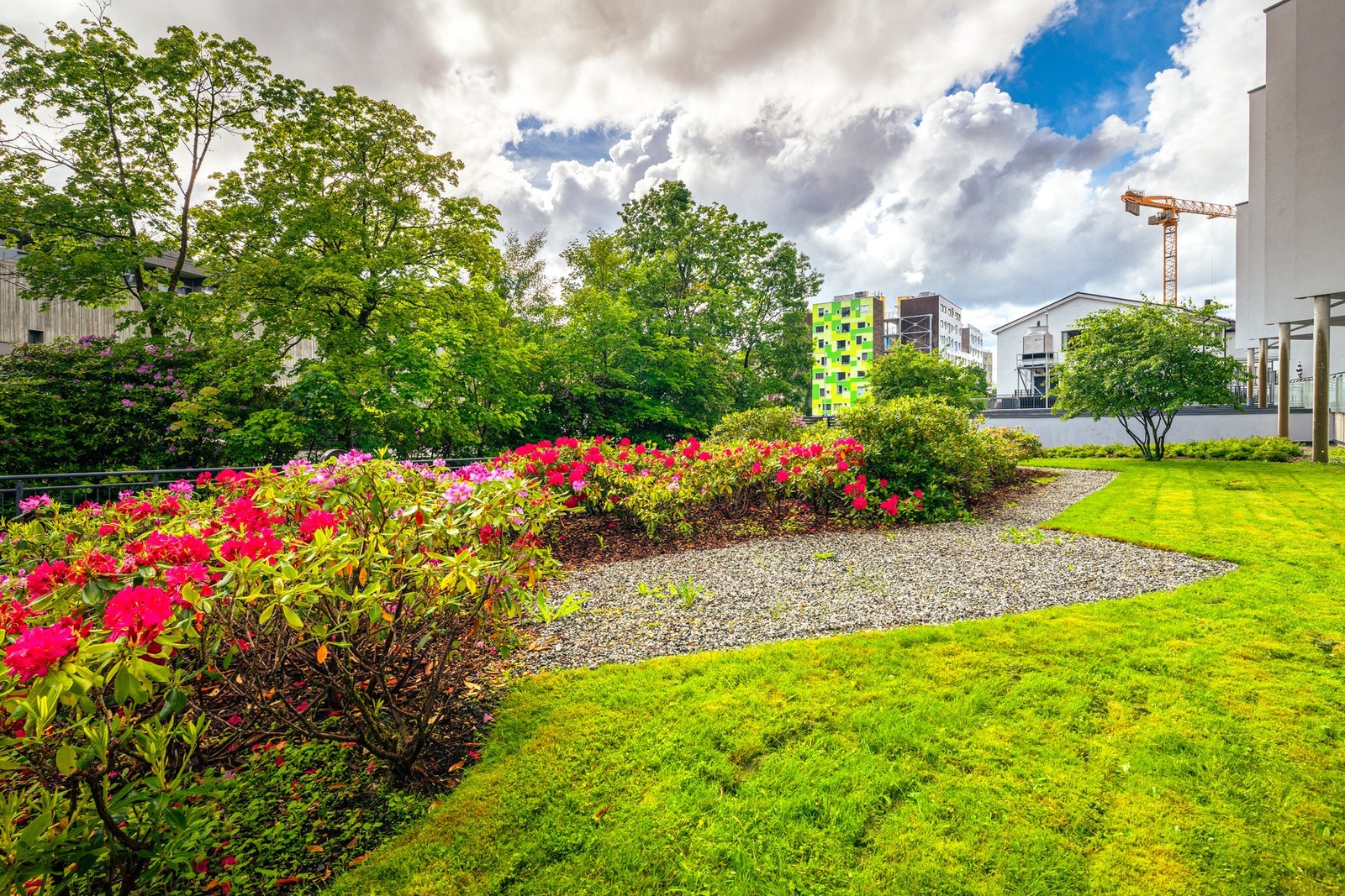 Fine grøntområder utenfor huset. Bebyggelsen ved Store Lungegaardsvann i bakgrunnen. Galleribilde