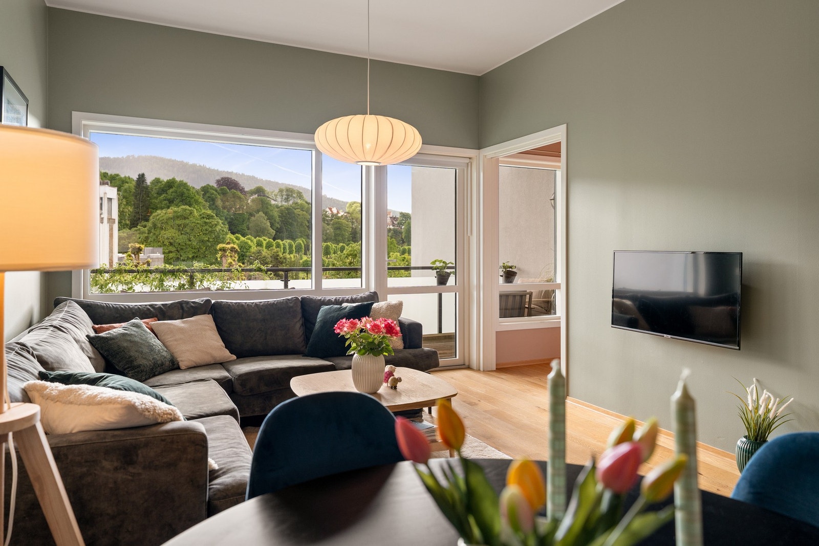 Høy himling og utgang til den overbygde altanen. Galleribilde