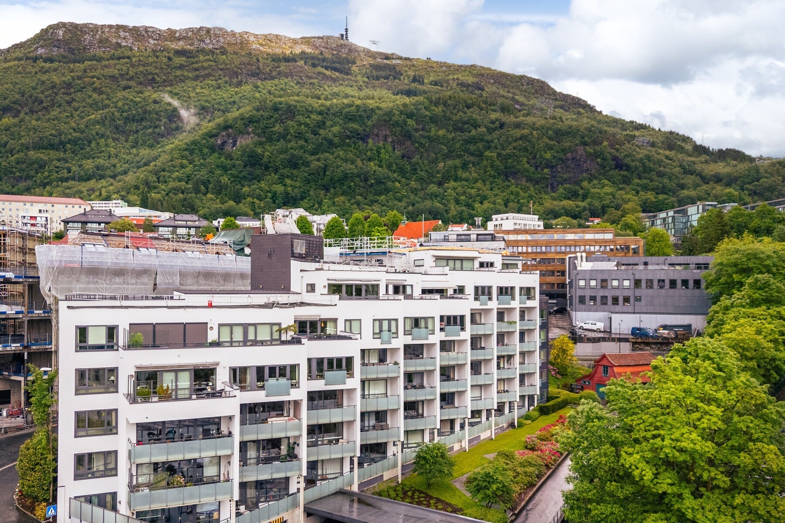 Leiligheten ligger i 5. etasje. Haukeland oppe til høyre, og Ulriken i bakgrunnen. Galleribilde