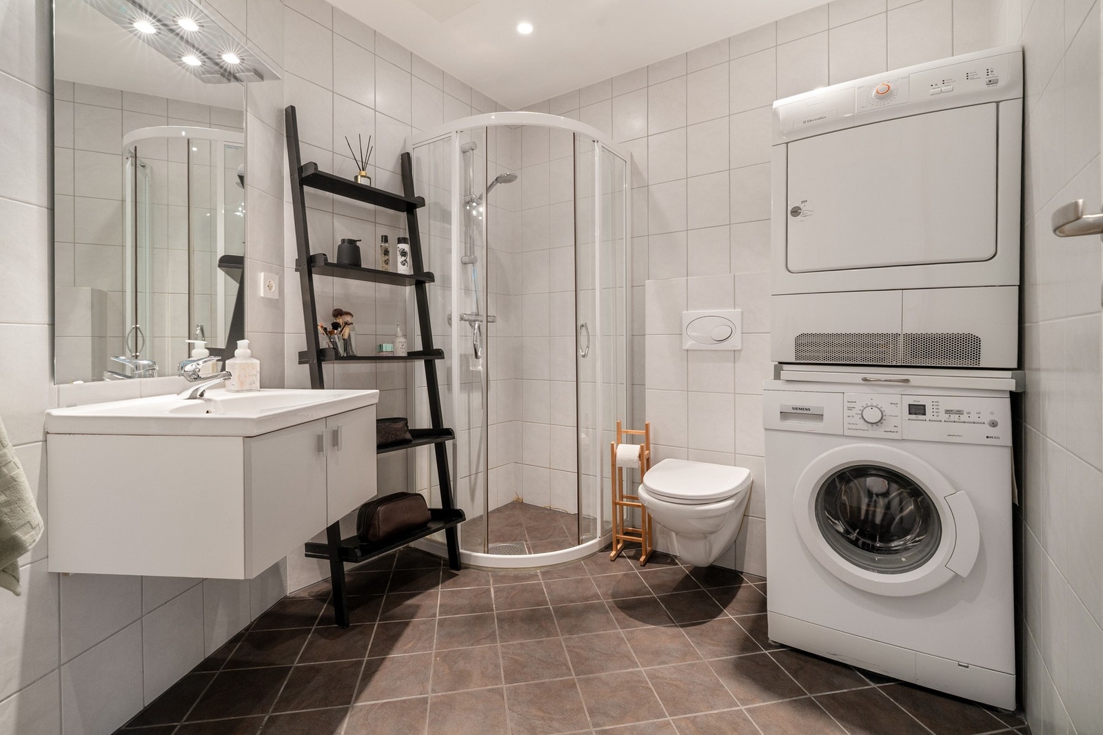 Moderne bad med plass for vaskemaskin og tørketrommel. Galleribilde