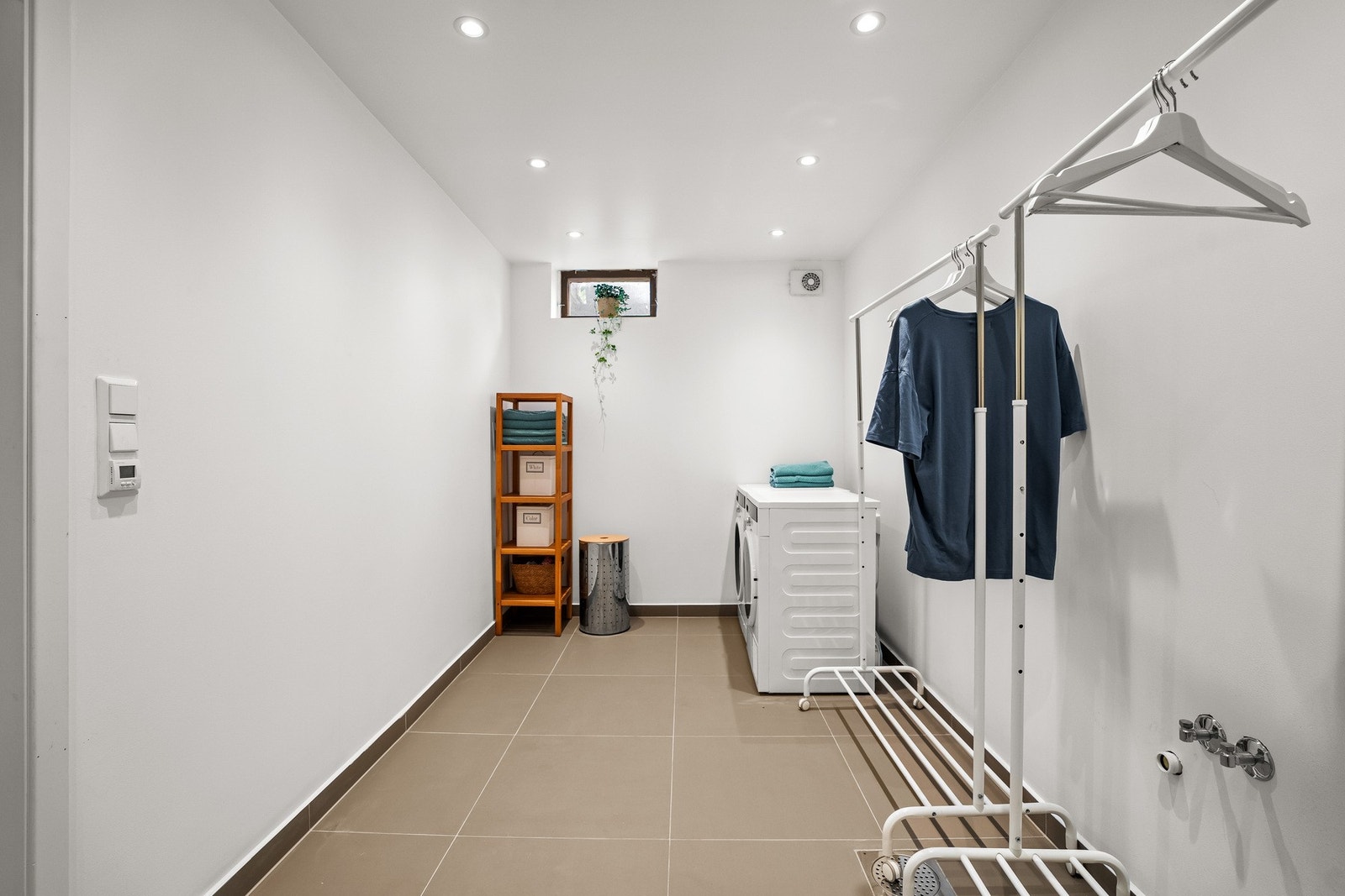 Det er etablert et praktisk vaskerom med plass til vaskemaskin og tilhørende funksjoner. Galleribilde