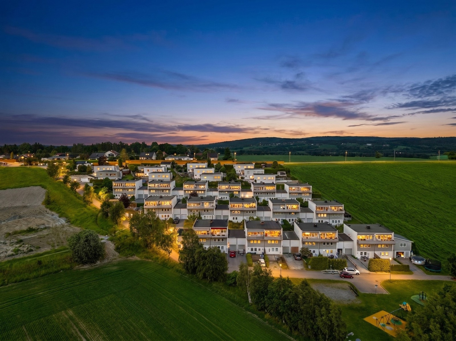 En innholdsrik og attraktiv tomannsbolig på hele 193 kvm BRA, beliggende i et ettertraktet og barnevennlig boligområde på Kjeller. Galleribilde
