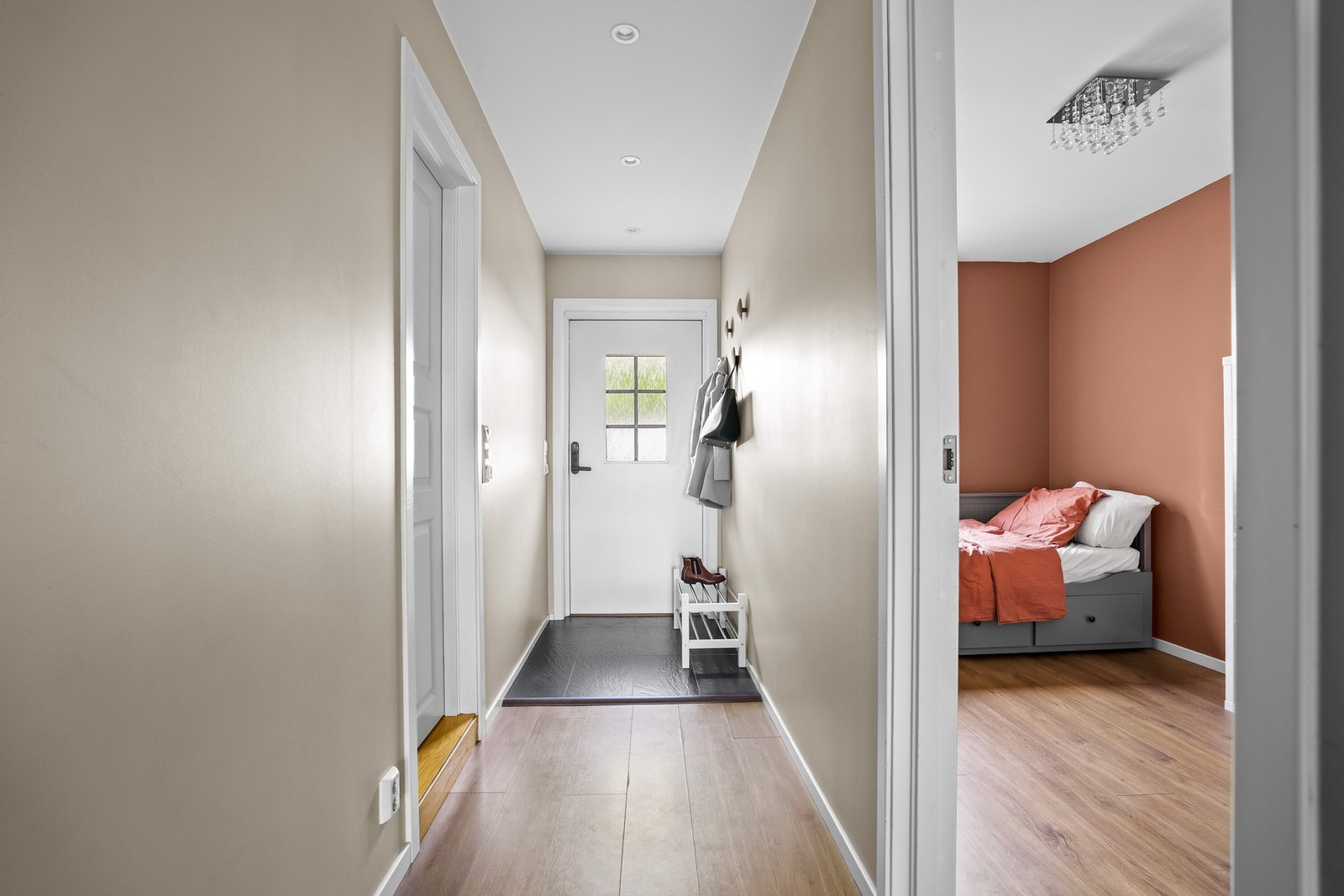 Boligen ønskes velkommen via en flislagt entré med downlights i tak. Galleribilde