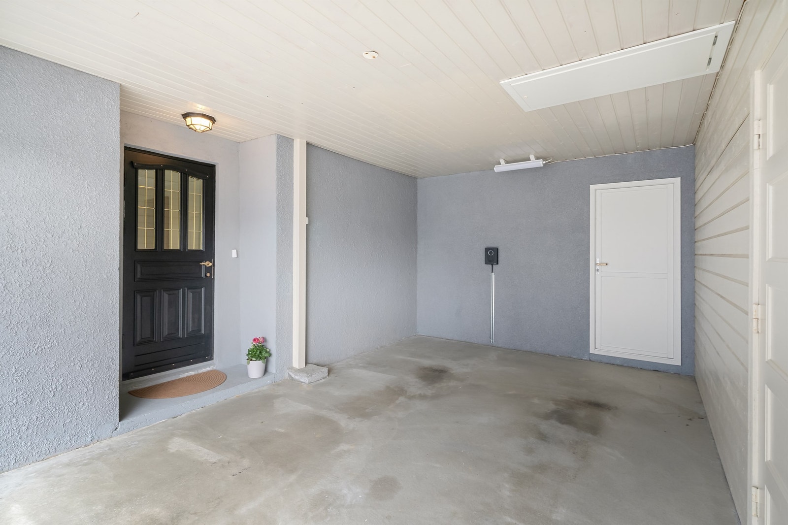 Carport med el-bil lader. Galleribilde