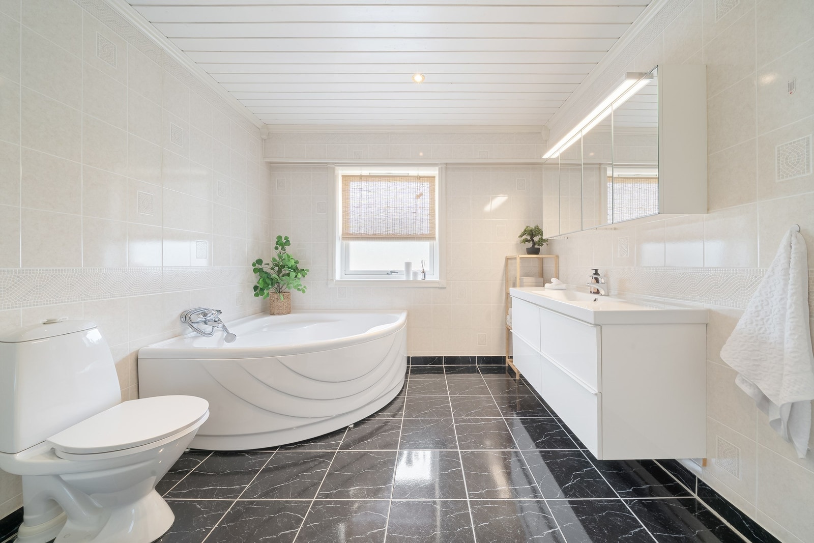 Fint og lyst bad med både dusj og badekar. Galleribilde