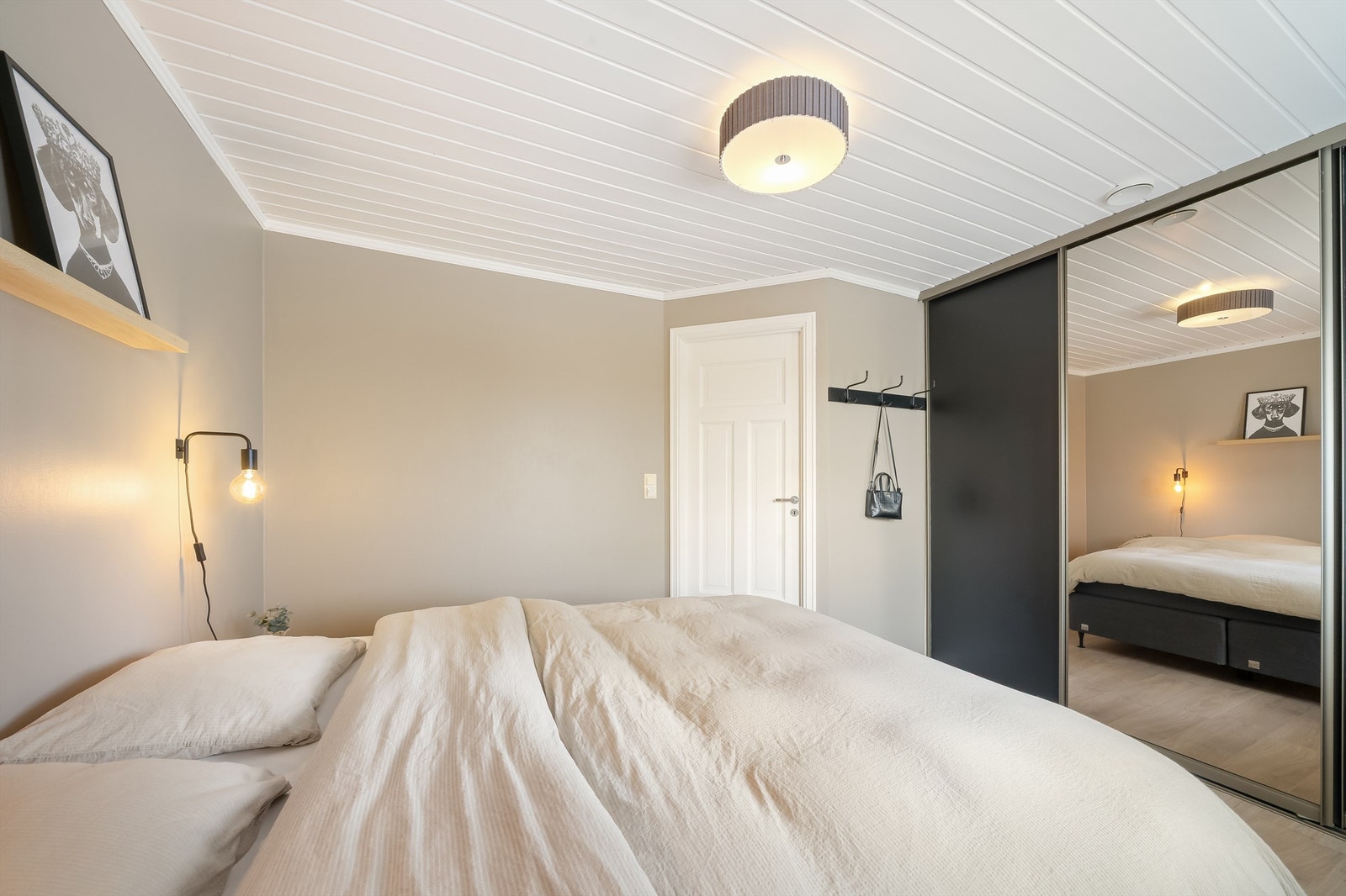 Her er det også stor skyvedørsgarderobe. Galleribilde