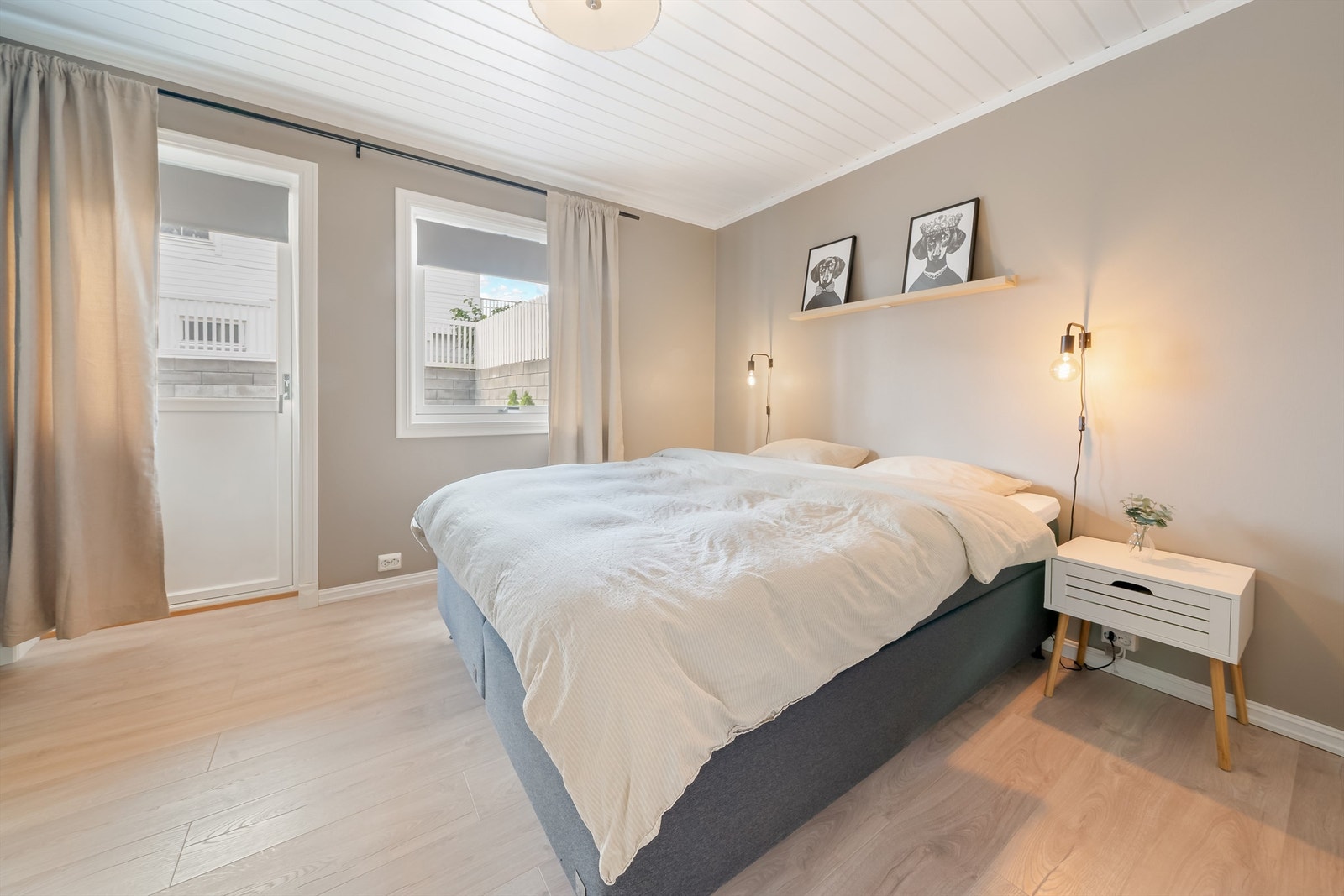 Soverom 1 i underetasje med dør ut. Galleribilde