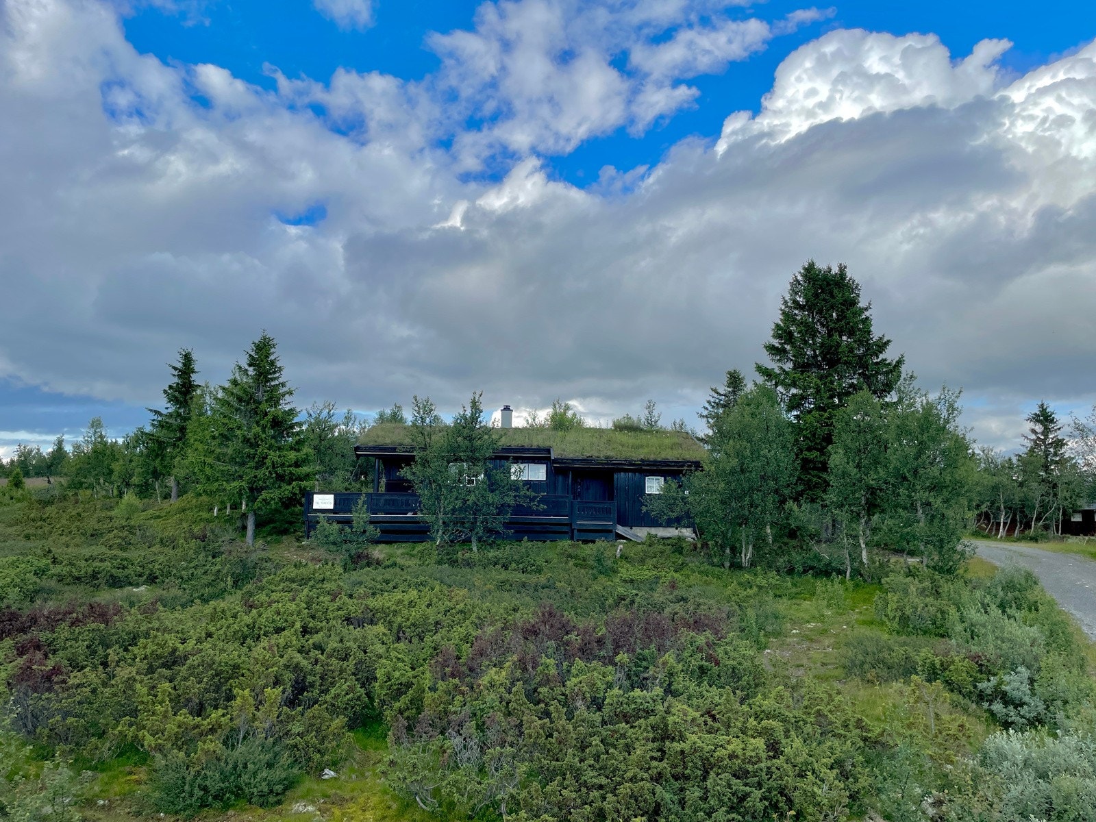 PrivatMegleren Lillehammer v/Pernille Enger Lunn har gleden av å presentere denne sjarmerende og fine hytta på Gulltjønn på Venabgygdsfjellet! Galleribilde
