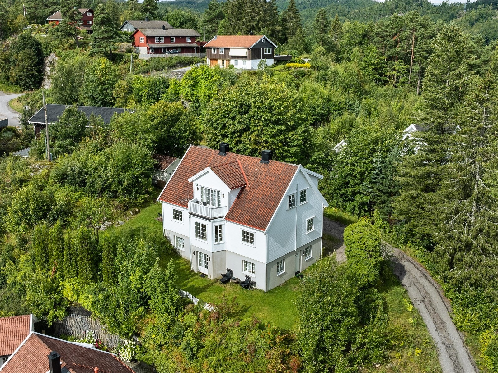 EiendomsMegler 1 Markensgate Hommeren - Hel tomannsbolig - Betydelig renovert/ oppgradert i barnevennlig og populært område - Stor, solrik tomt - garasje