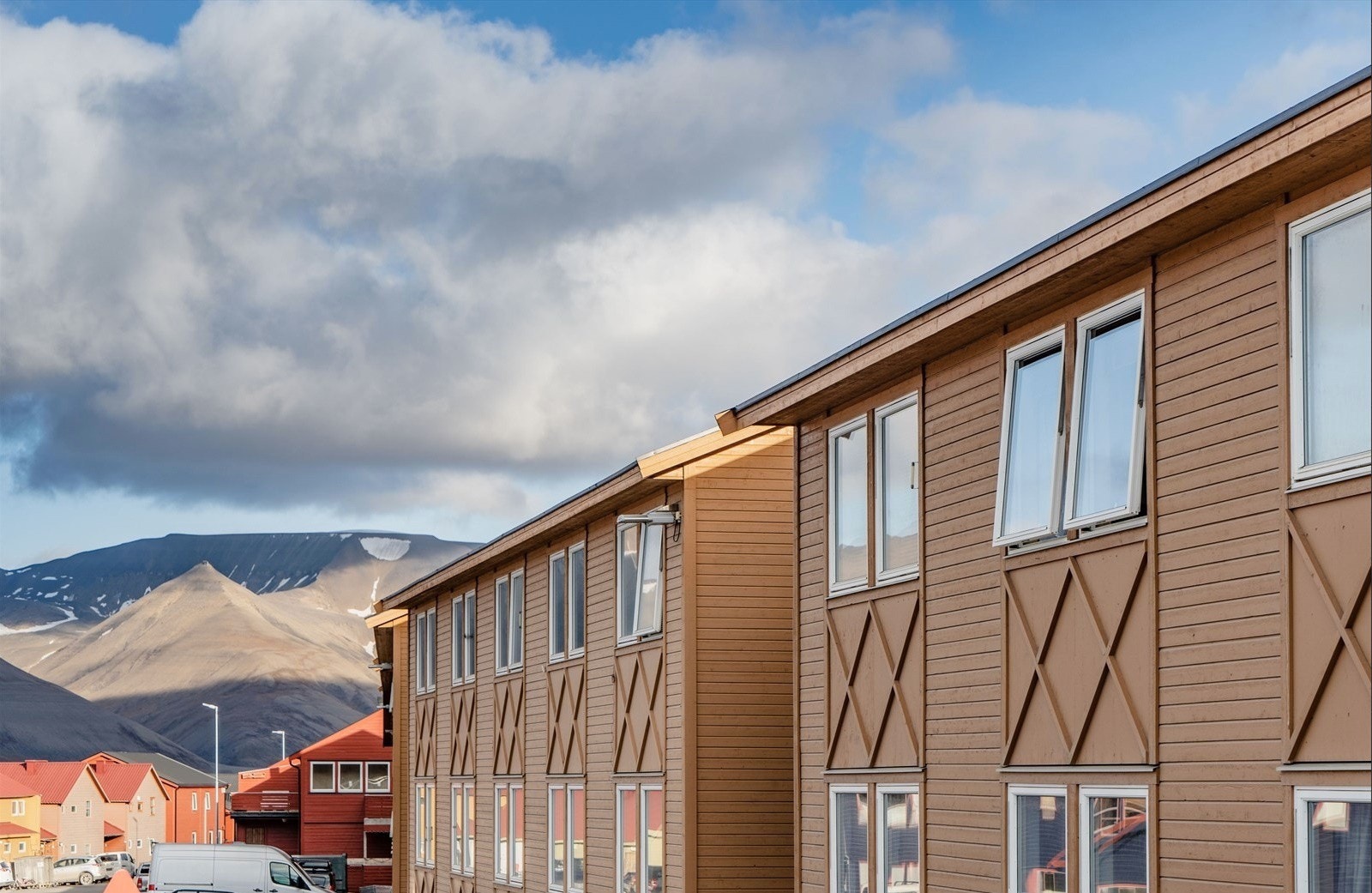 Leilighetene har en sentral og fin plassert i Gruvedalen like ovenfor Longyerabyen sentrum Galleribilde