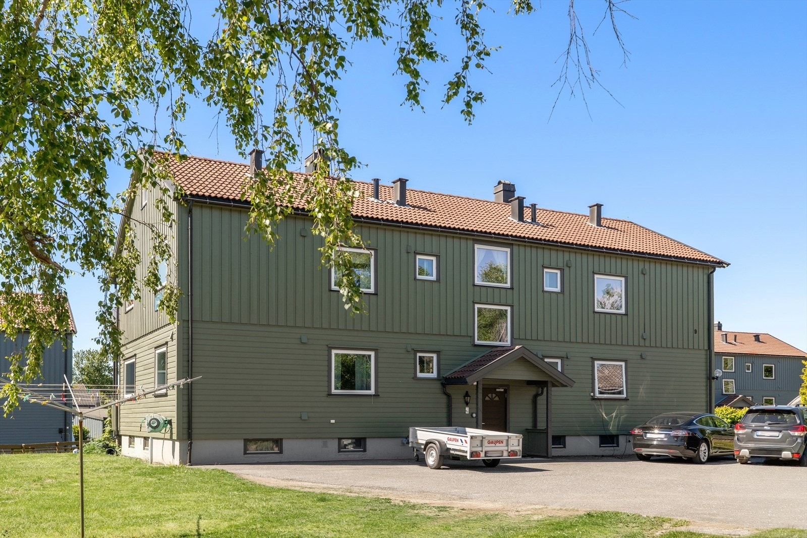 Eiendommen ligger attraktivt til i et populært og veletablert boligområde på Stavern. Området er rolig og barnevennlig. Herfra er det kort vei til Stavern Treningssenter, lekeplasser, turområder, friområder, strender og alt av sentrumsfasiliteter. Galleribilde