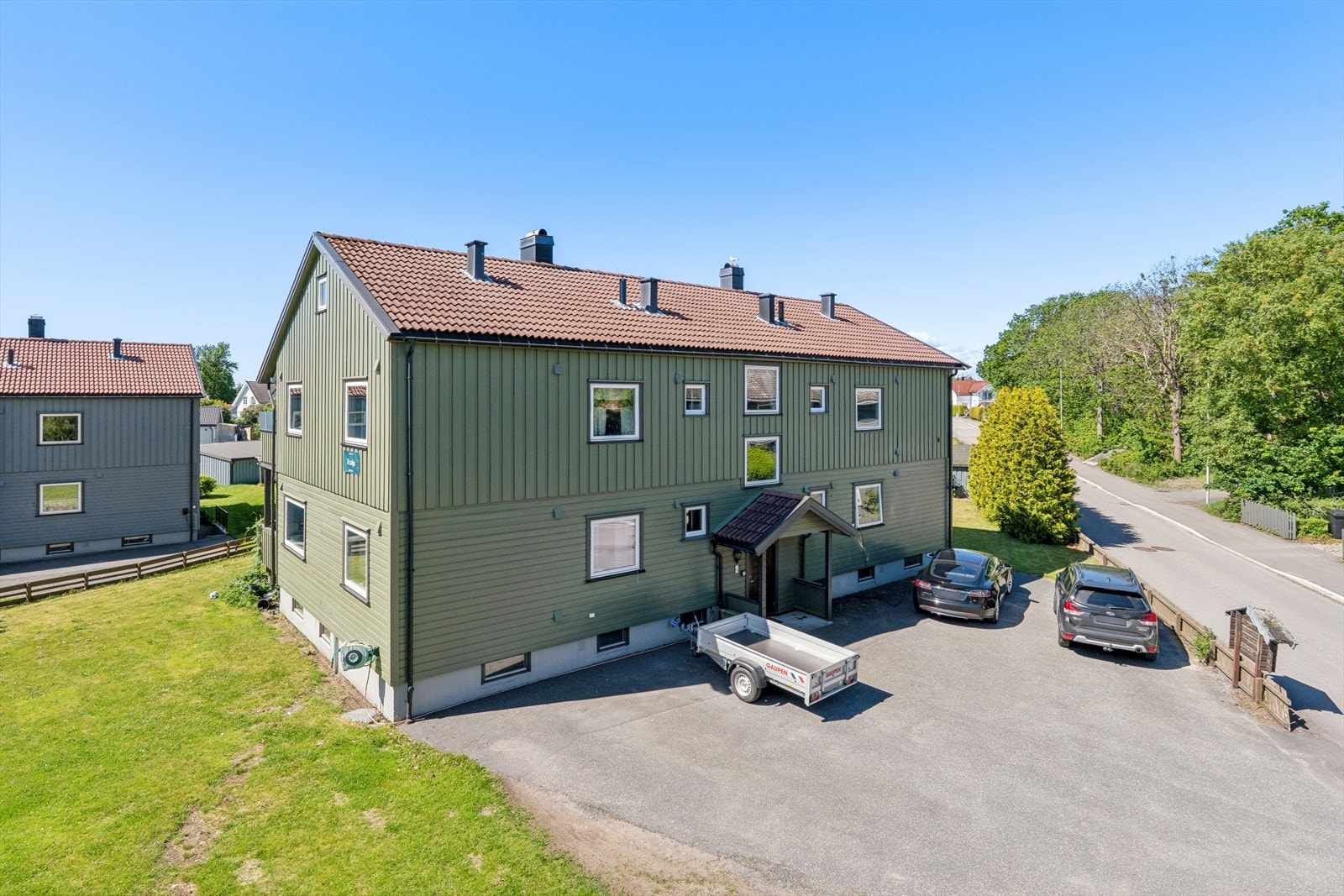 En lekker leilighet med egen balkong og biloppstillingsplass. Leiligheten har en fin beliggenhet i et veletablert og populært område med gåavstand til alle fasiliteter i Stavern sentrum. Galleribilde