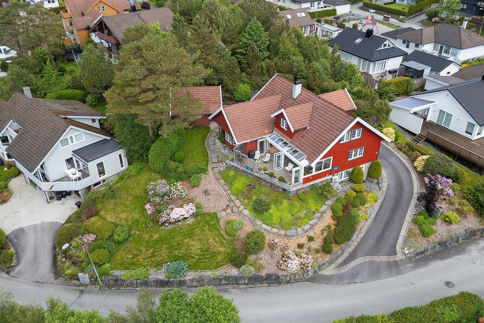 En innholdsrik og velholdt enebolig fra 1985, med et internt bruksareal på 296m² - Velkommen til familievennlige Norheimskogen! Galleribilde