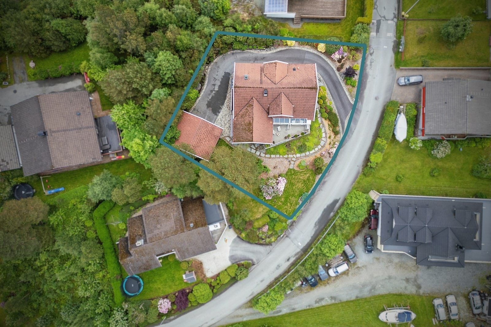 Omtrentlig tomtegrense (913,9 m²) - Avvik kan forekomme. Galleribilde
