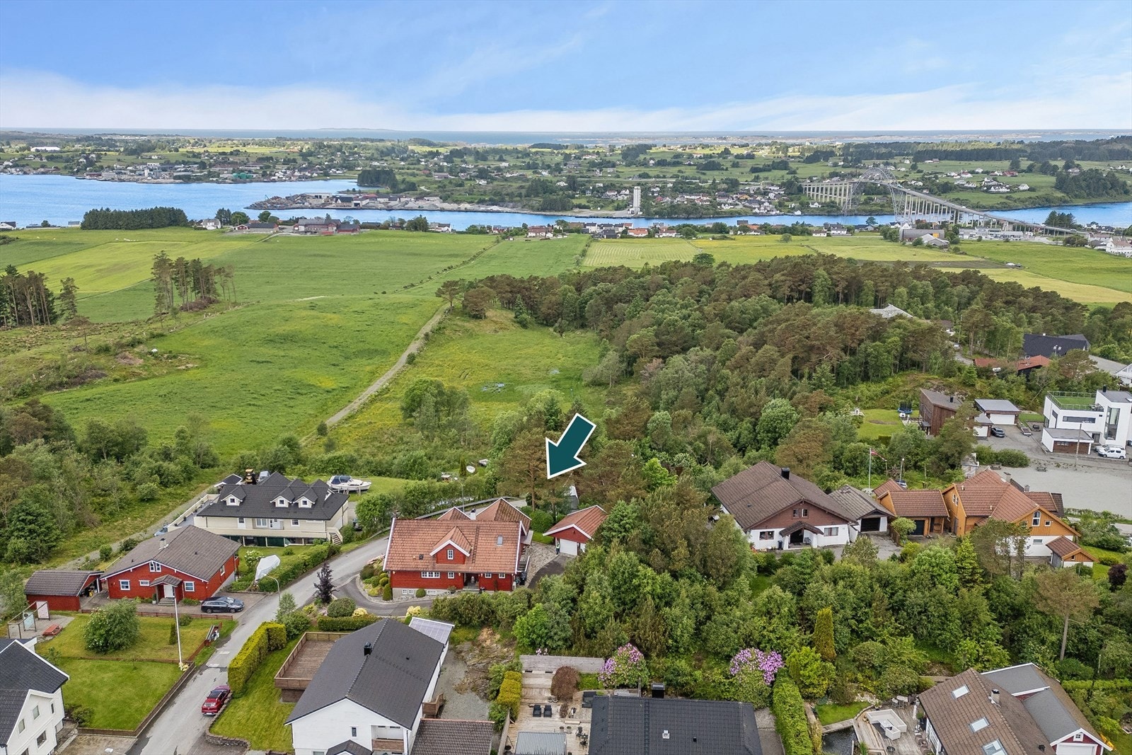Et meget populært og barnevennlig boligområde med en rolig og attraktiv beliggenhet. Boligen har en tilbaketrukket beliggenhet på høyden med lite innsyn fra øvrig bebyggelse. Galleribilde