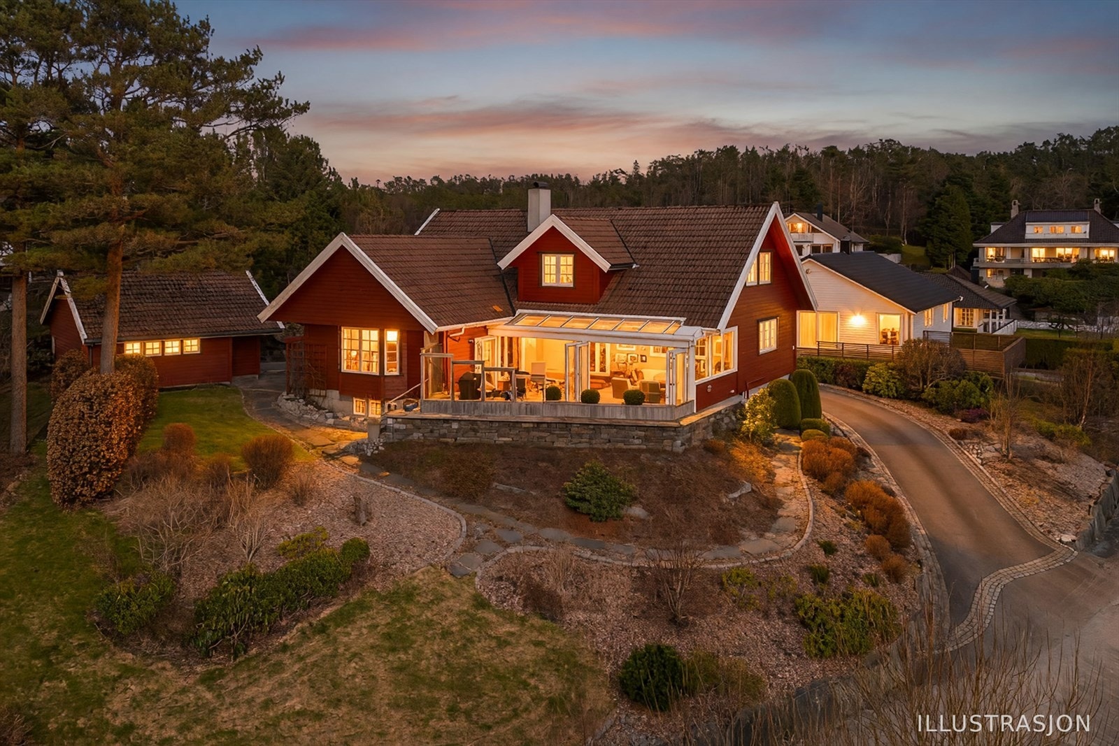 En innholdsrik og velholdt enebolig fra 1985, med et internt bruksareal på 296m² - Velkommen til familievennlige Norheimskogen! Galleribilde