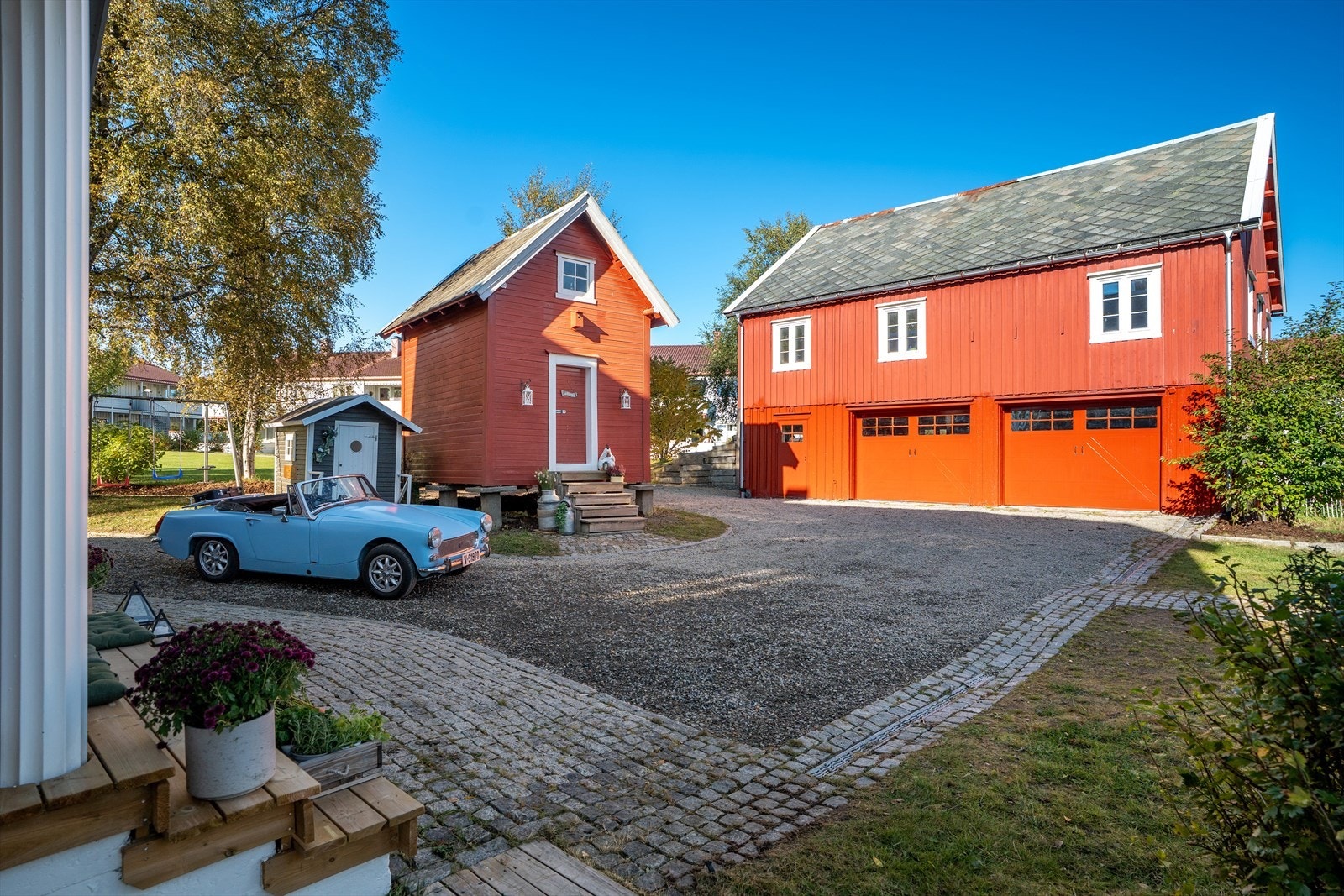 Det er rikelig med parkeringsplass, både i garasje og på romslig oppstillingsplass. Galleribilde