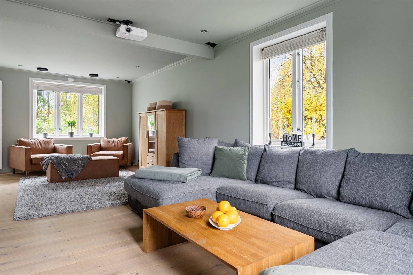 De rause vindusflatene slipper inn rikelig med naturlig lys og gir oppholdsrommet en luftig og god romfølelse. Galleribilde